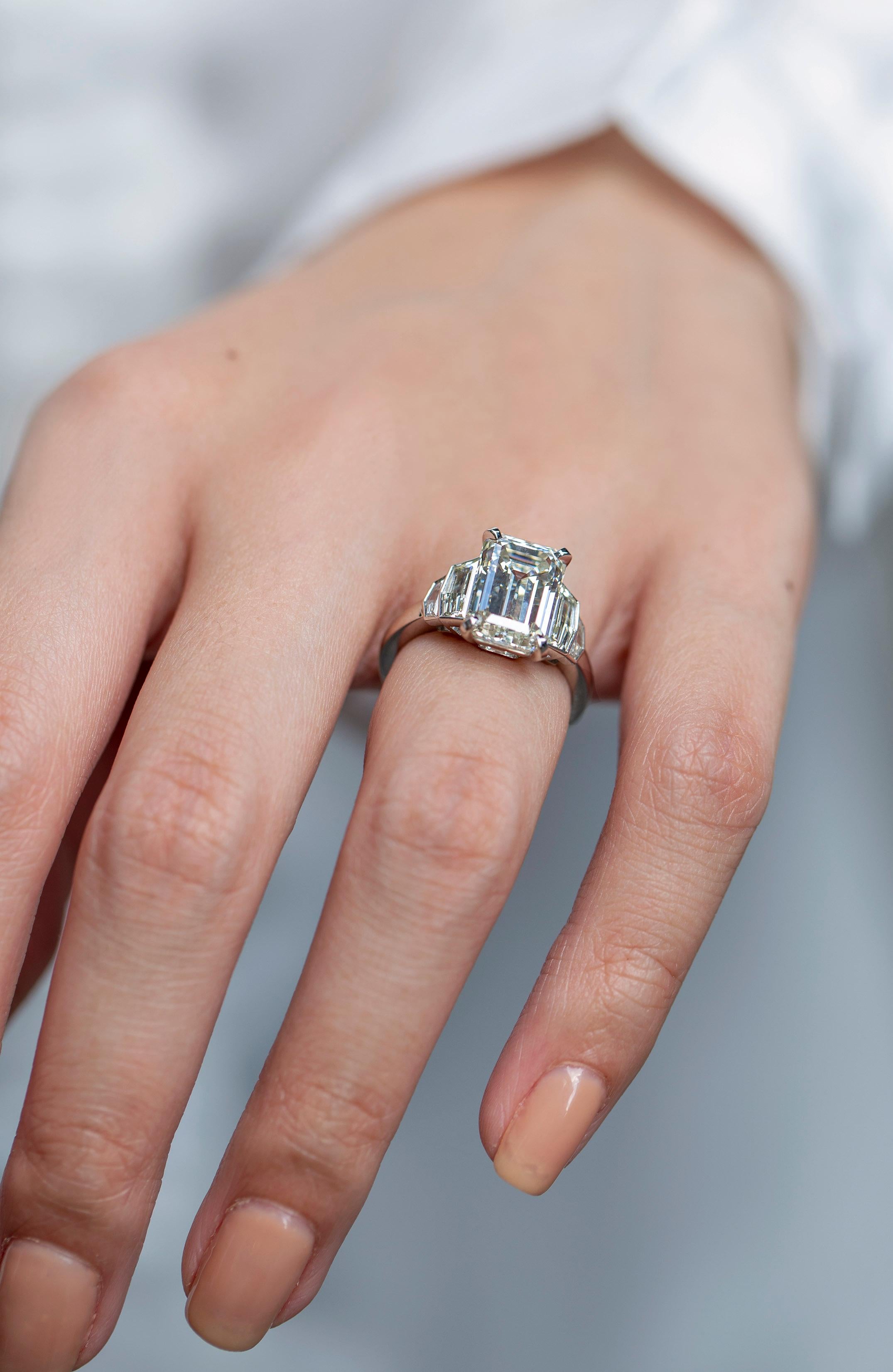 Roman Malakov, Verlobungsring mit drei Steinen, 5,01 Karat Diamant im Smaragdschliff im Angebot 1