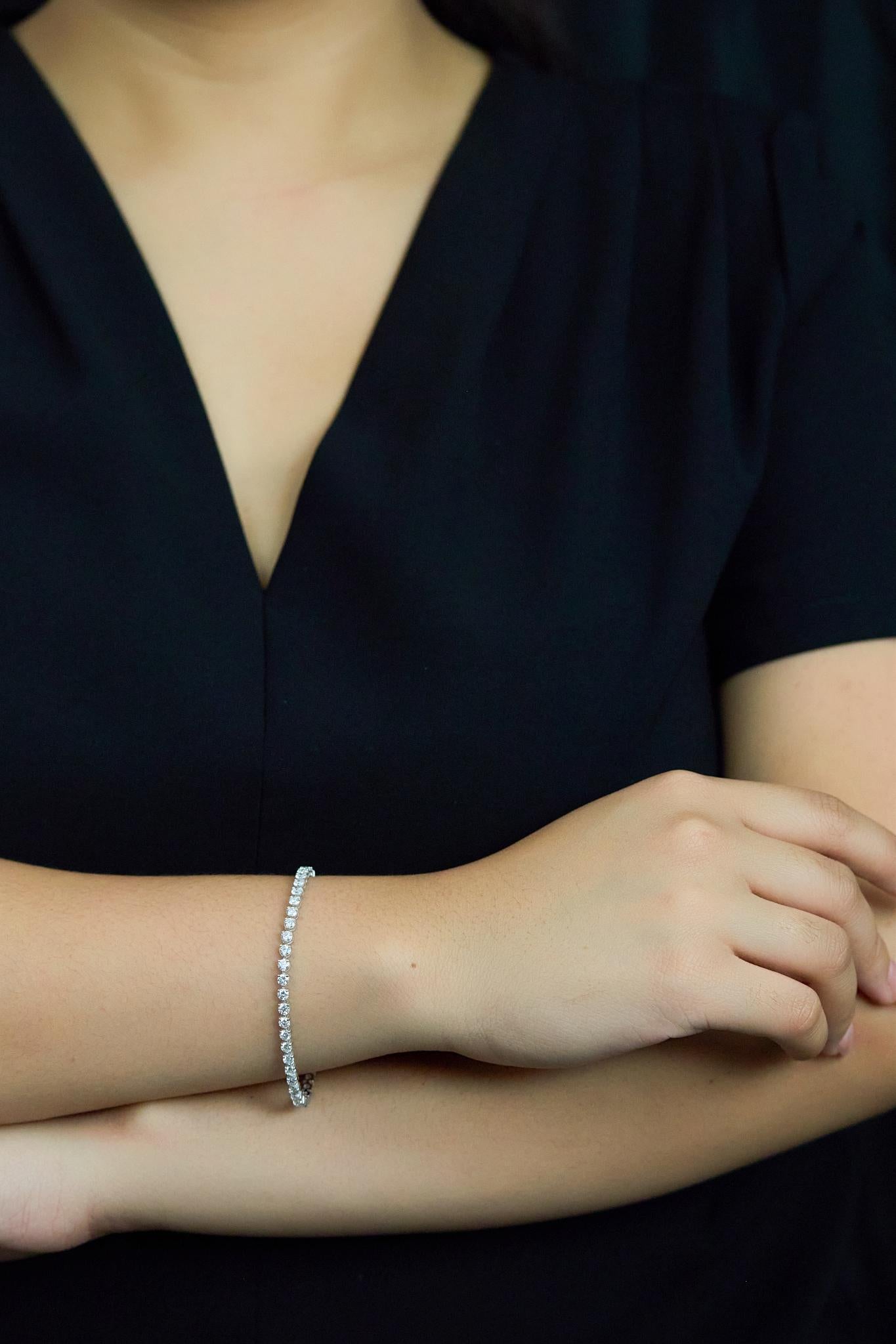 Roman Malakov 5.17 Carat Brilliant Round Cut Diamond Three Prong Tennis Bracelet In New Condition For Sale In New York, NY