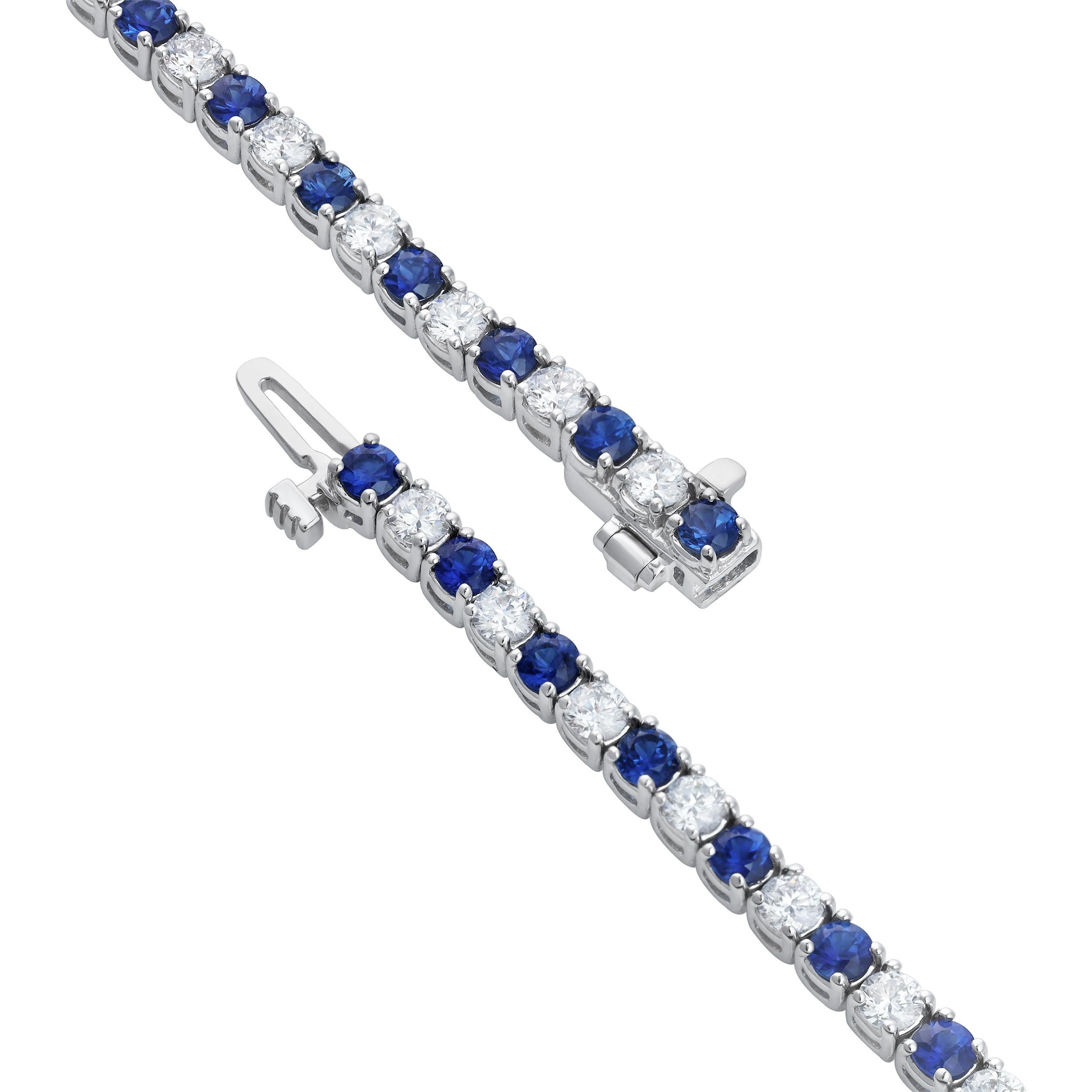 Un elegante bracciale tennis con 29 zaffiri taglio rotondo per un peso totale di 2,31 carati e 30 diamanti taglio rotondo per un peso totale di 2,99 carati, incastonati in modo alternato. Finemente realizzato in oro bianco 14K, misura 7 pollici.