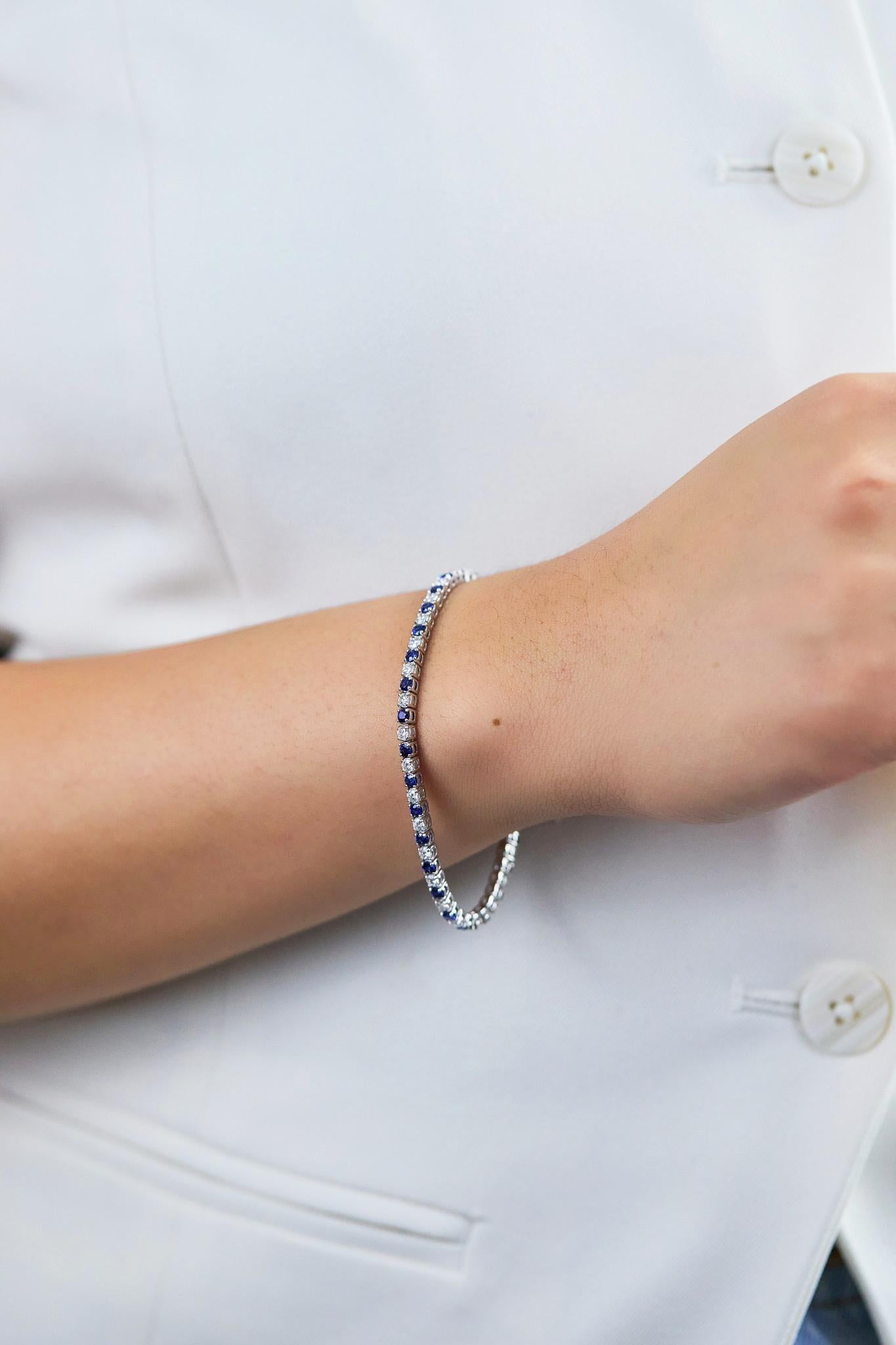 Taglio rotondo Roman Malakov Bracciale tennis con zaffiri e diamanti alternati da 5,30 carati totali in vendita