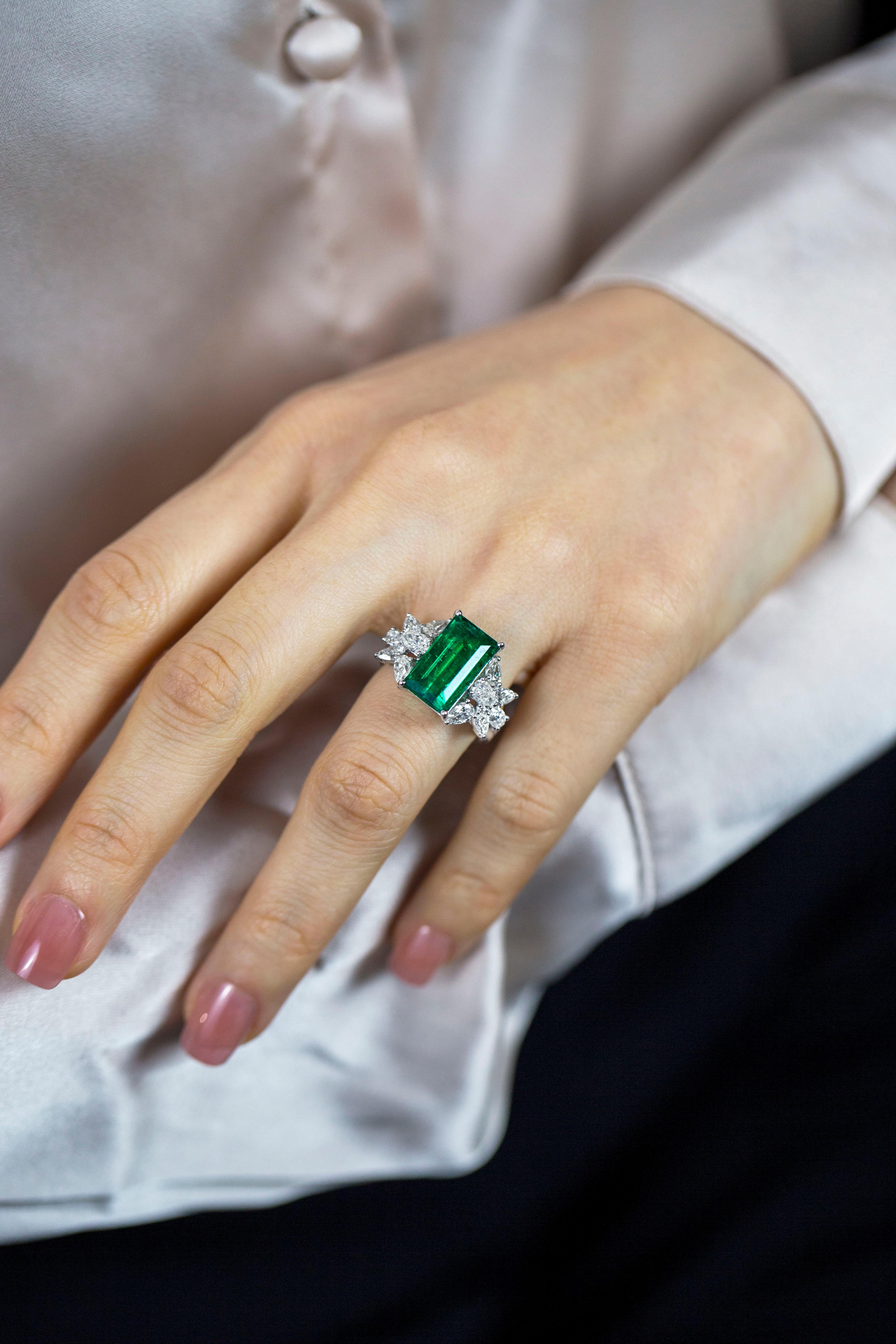Roman Malakov 5.40 Carat Colombian Green Emerald Fashion Ring For Sale 4
