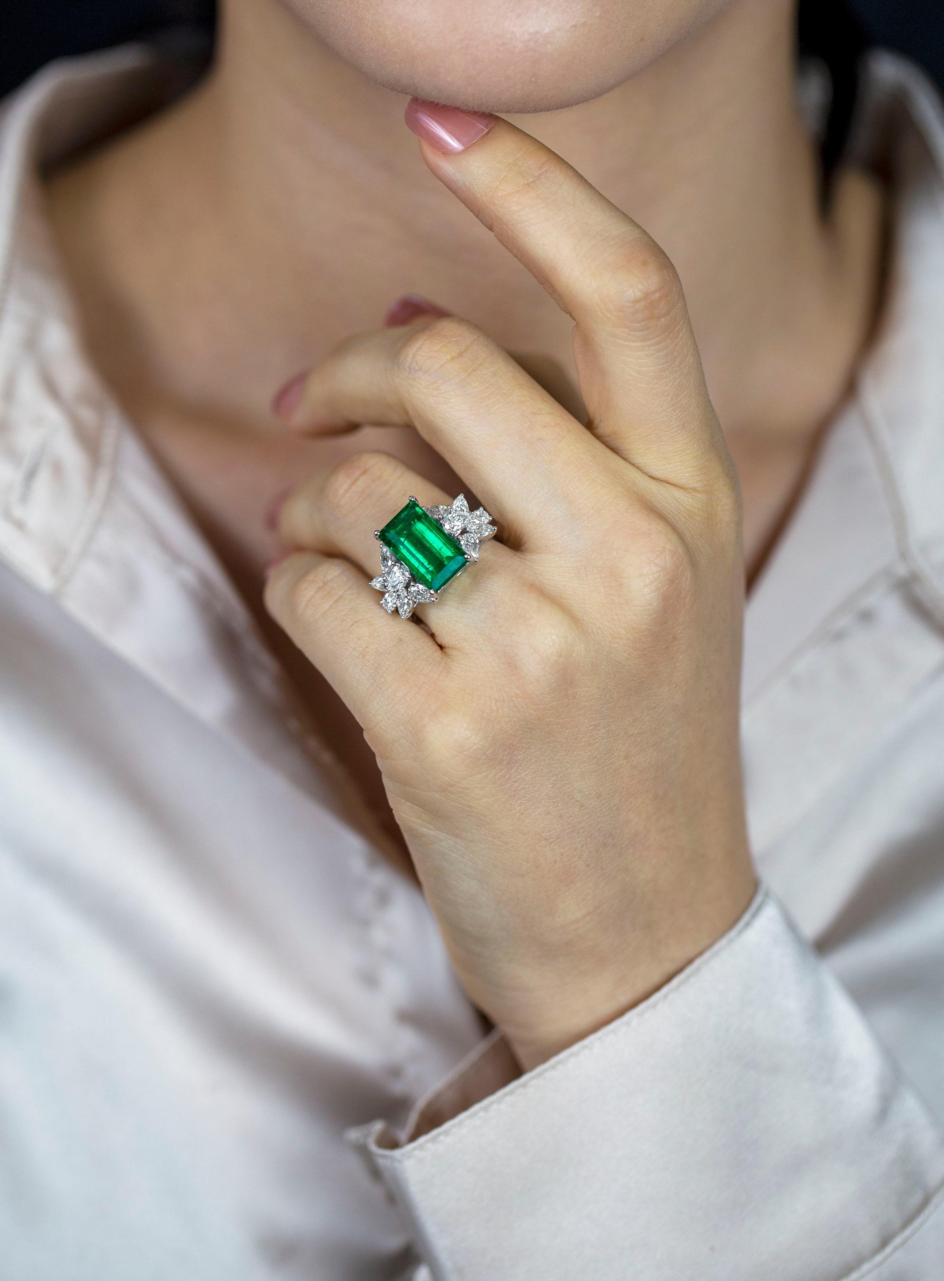 Baguette Cut Roman Malakov 5.40 Carat Colombian Green Emerald Fashion Ring For Sale
