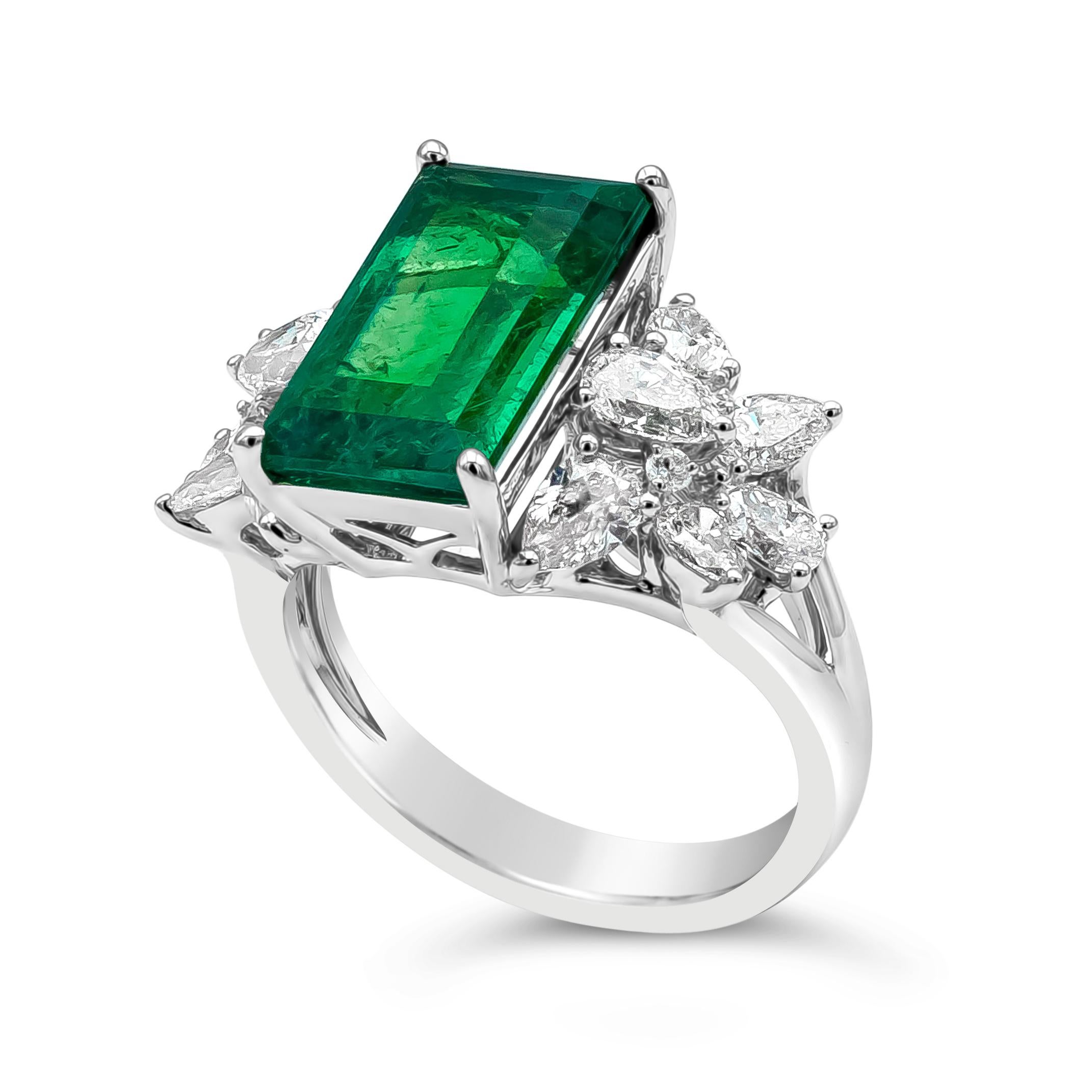 Roman Malakov 5.40 Carat Colombian Green Emerald Fashion Ring In New Condition For Sale In New York, NY