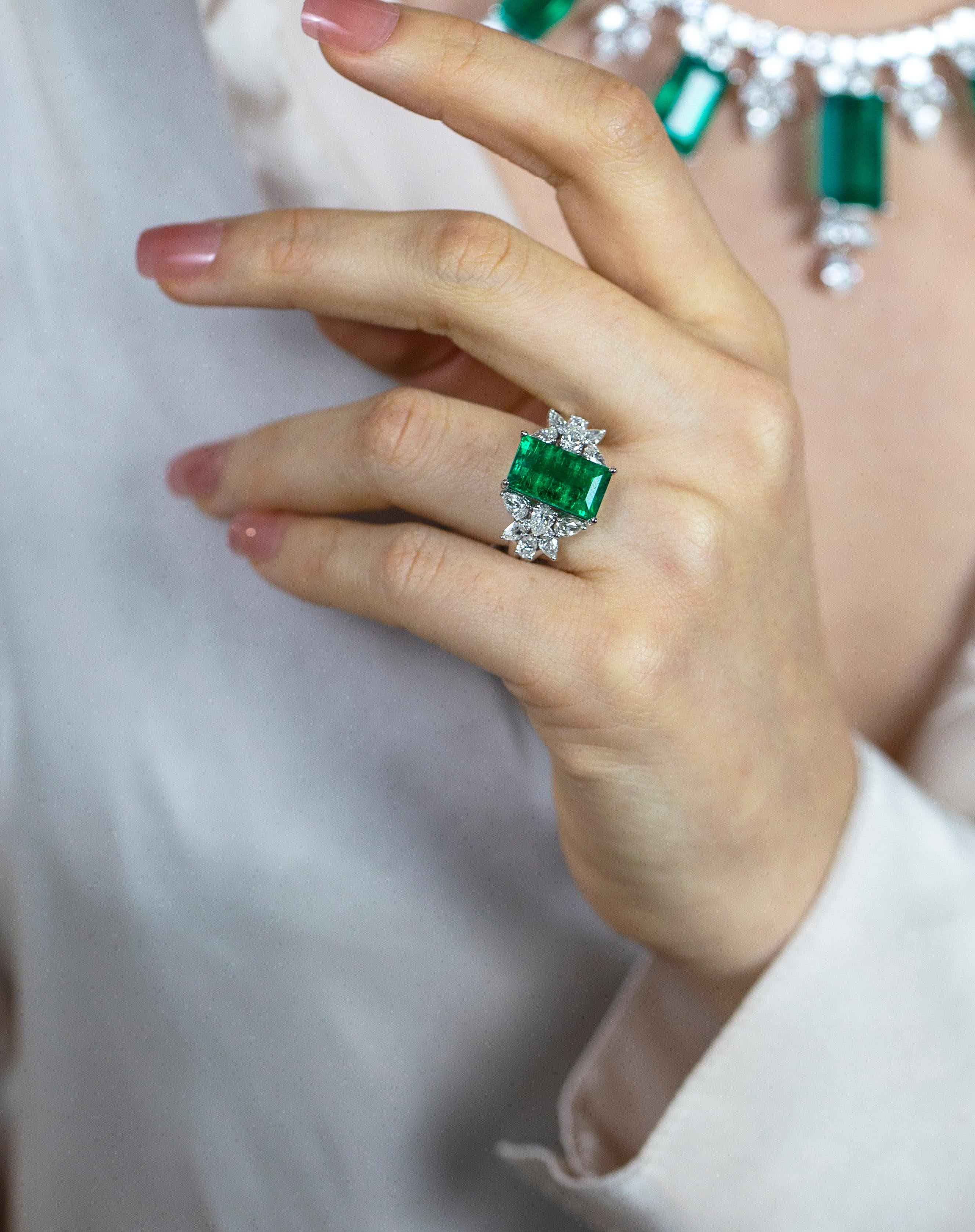 Roman Malakov 5.40 Carat Colombian Green Emerald Fashion Ring For Sale 1
