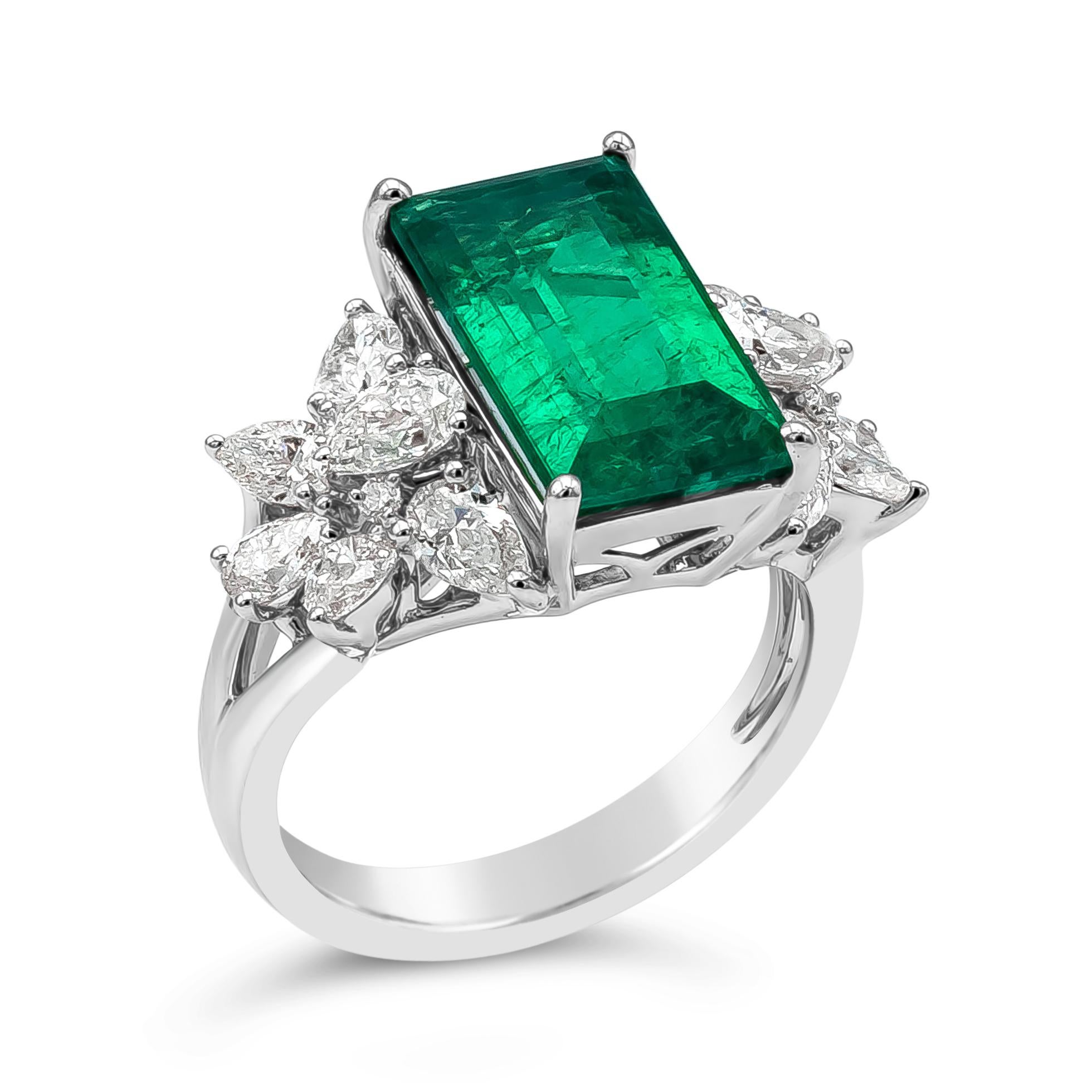 Roman Malakov 5.40 Carat Colombian Green Emerald Fashion Ring For Sale 2