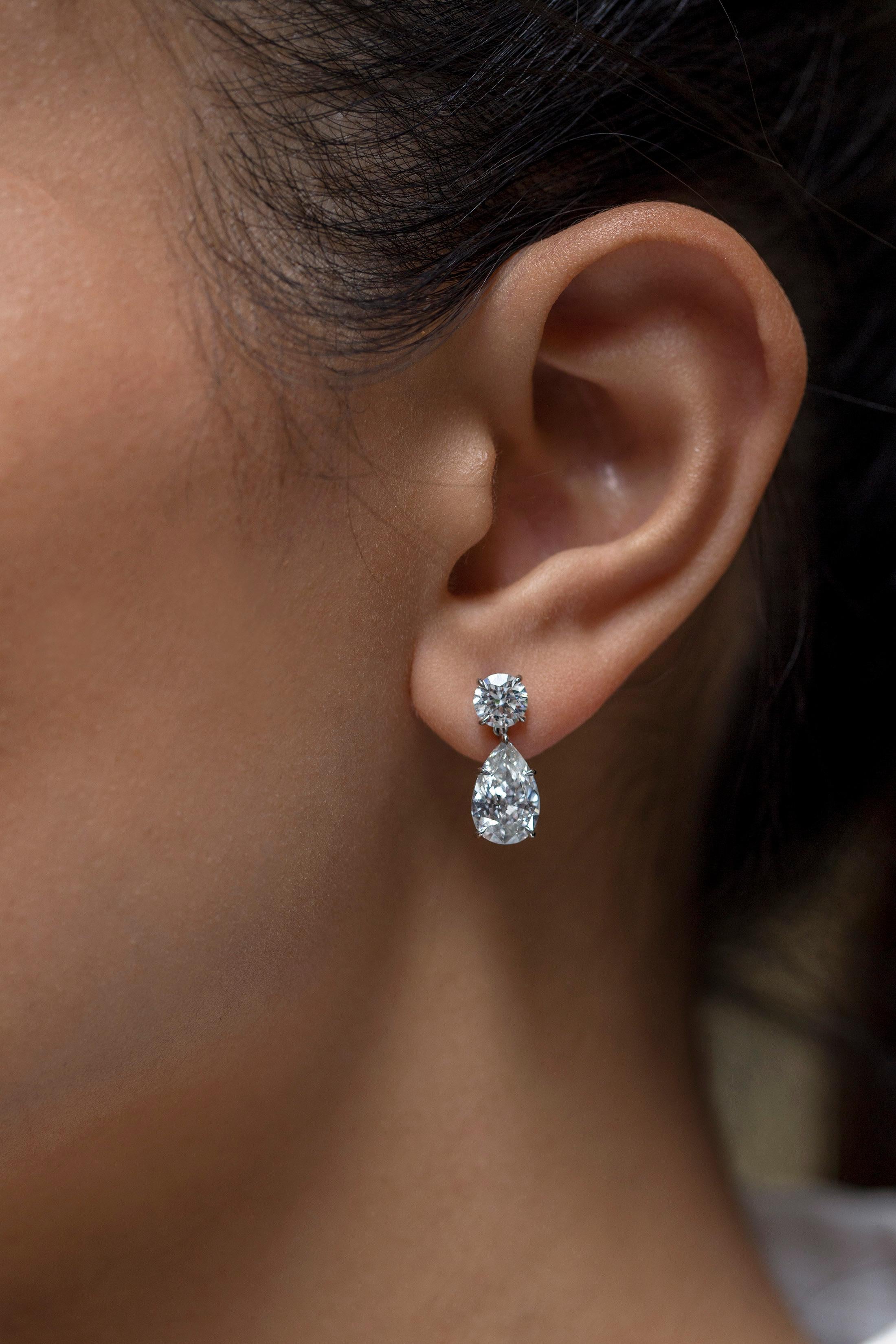 Boucles d'oreilles pendantes certifiées GIA de 5,43 carats de diamants poires et ronds Neuf - En vente à New York, NY