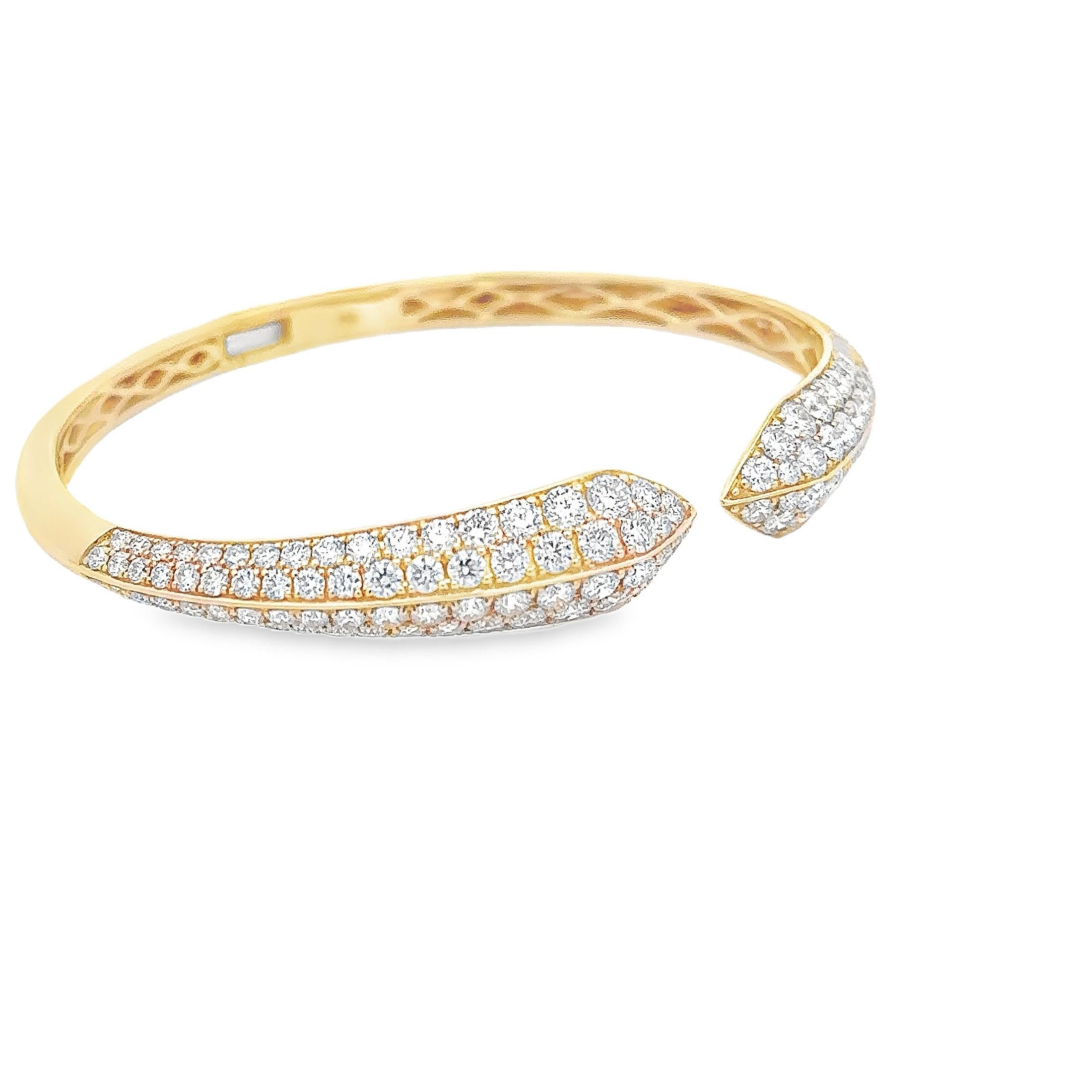 Uno splendido bracciale bangle con 144 diamanti rotondi graduali taglio brillante per un peso totale di 5,47 carati, incastonati in più file a metà del bracciale. Finemente realizzato in oro giallo 18 carati. Un accessorio perfetto da abbinare a