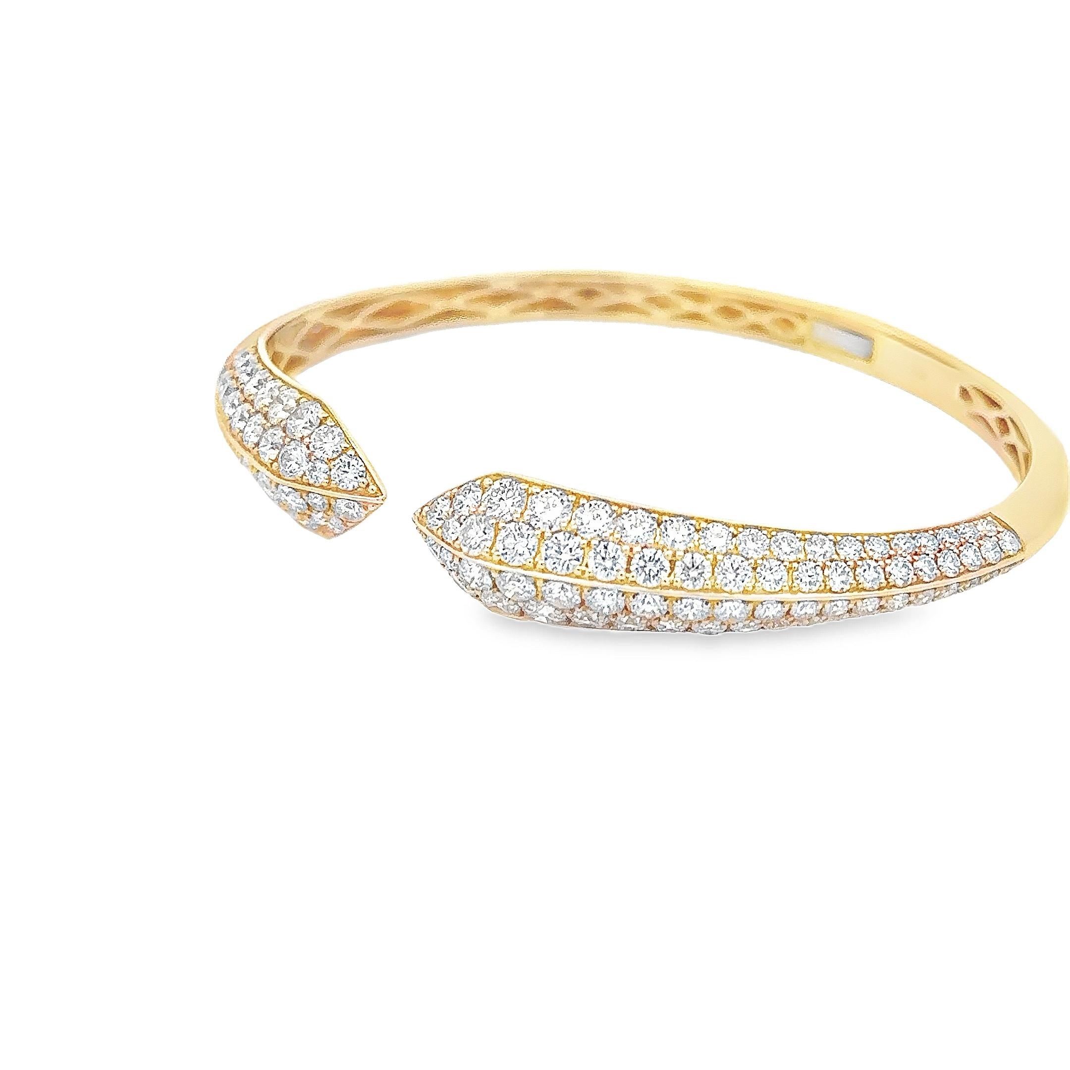 Taglio rotondo Roman Malakov Diamonds 5,47 carati totali taglio rotondo brillante Bracciale Bangle in vendita