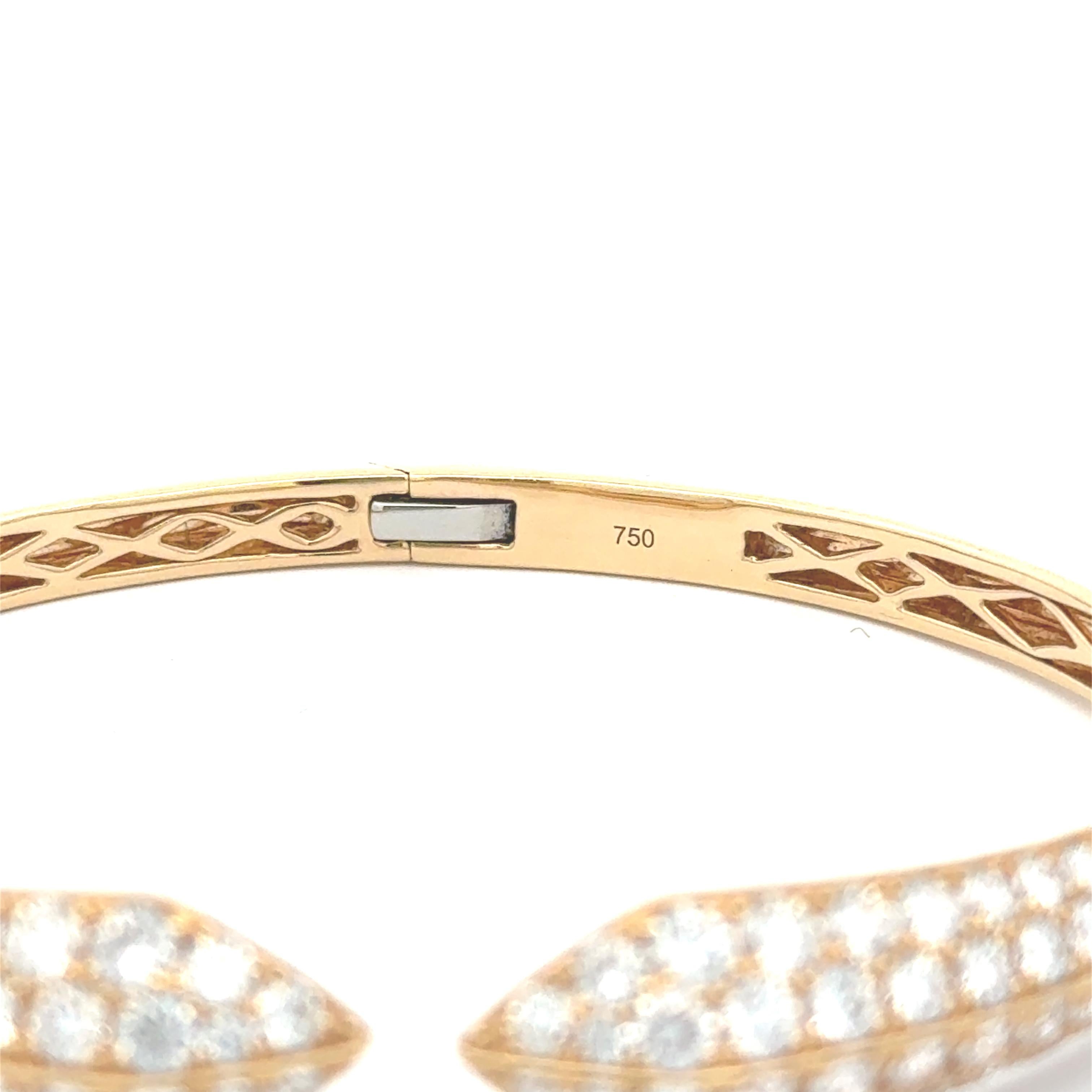 Donna Roman Malakov Diamonds 5,47 carati totali taglio rotondo brillante Bracciale Bangle in vendita