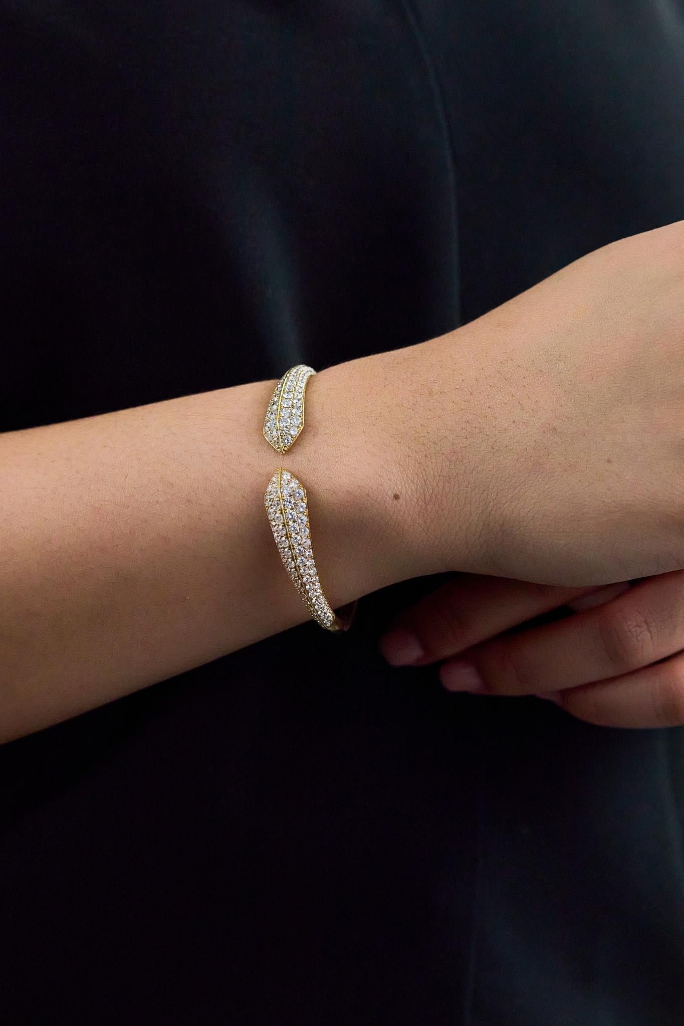 Roman Malakov Diamonds 5,47 carati totali taglio rotondo brillante Bracciale Bangle in vendita 1