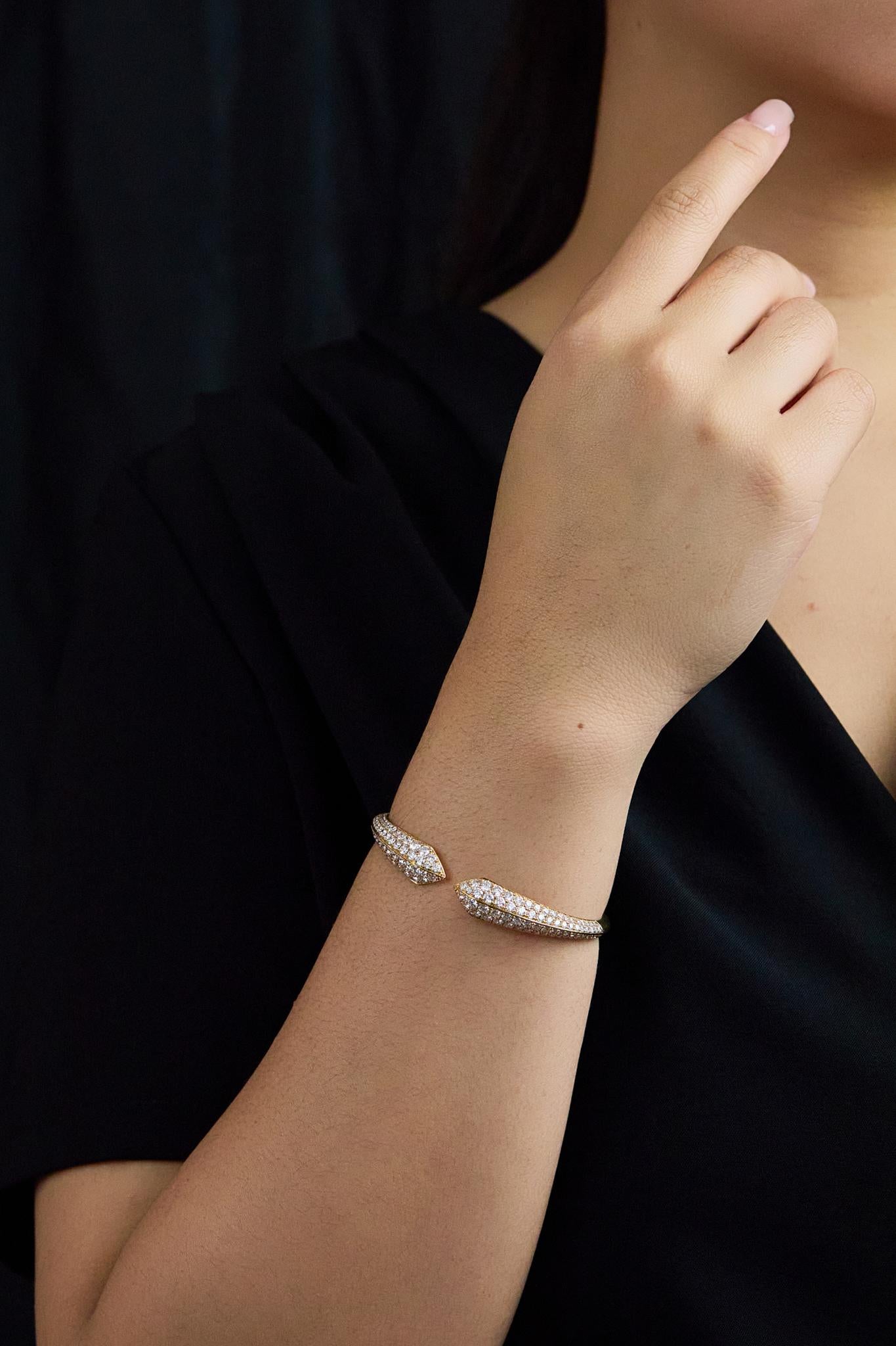 Roman Malakov Diamonds 5,47 carati totali taglio rotondo brillante Bracciale Bangle in vendita 2