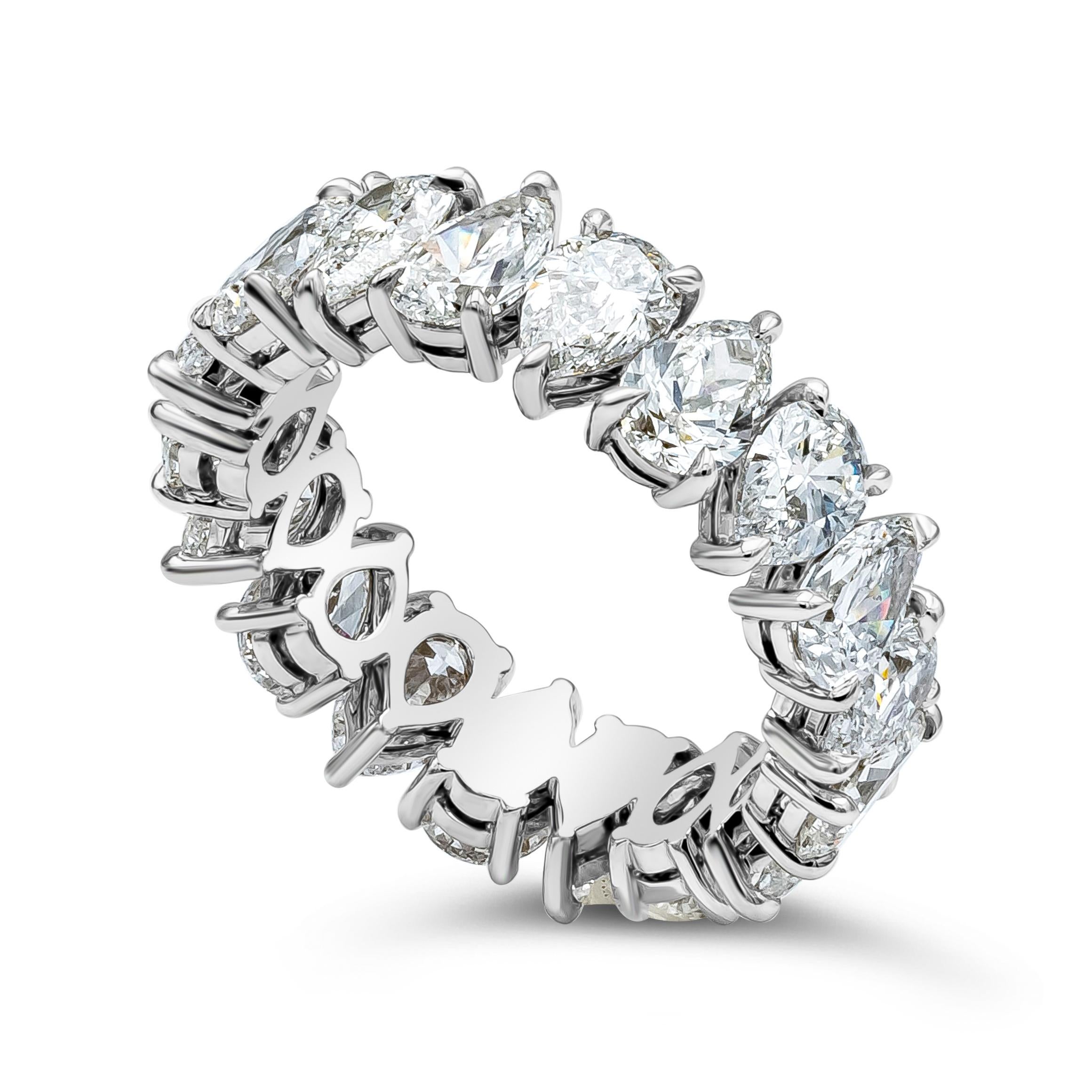 Ein brillanter und einzigartiger Ewigkeitsring mit 18 birnenförmigen Diamanten von insgesamt 5,52 Karat. E-F in der Farbe und VS-SI in der Klarheit. Hergestellt mit Platin. Größe 6 US

Stil in verschiedenen Preisklassen erhältlich. Die Preise
