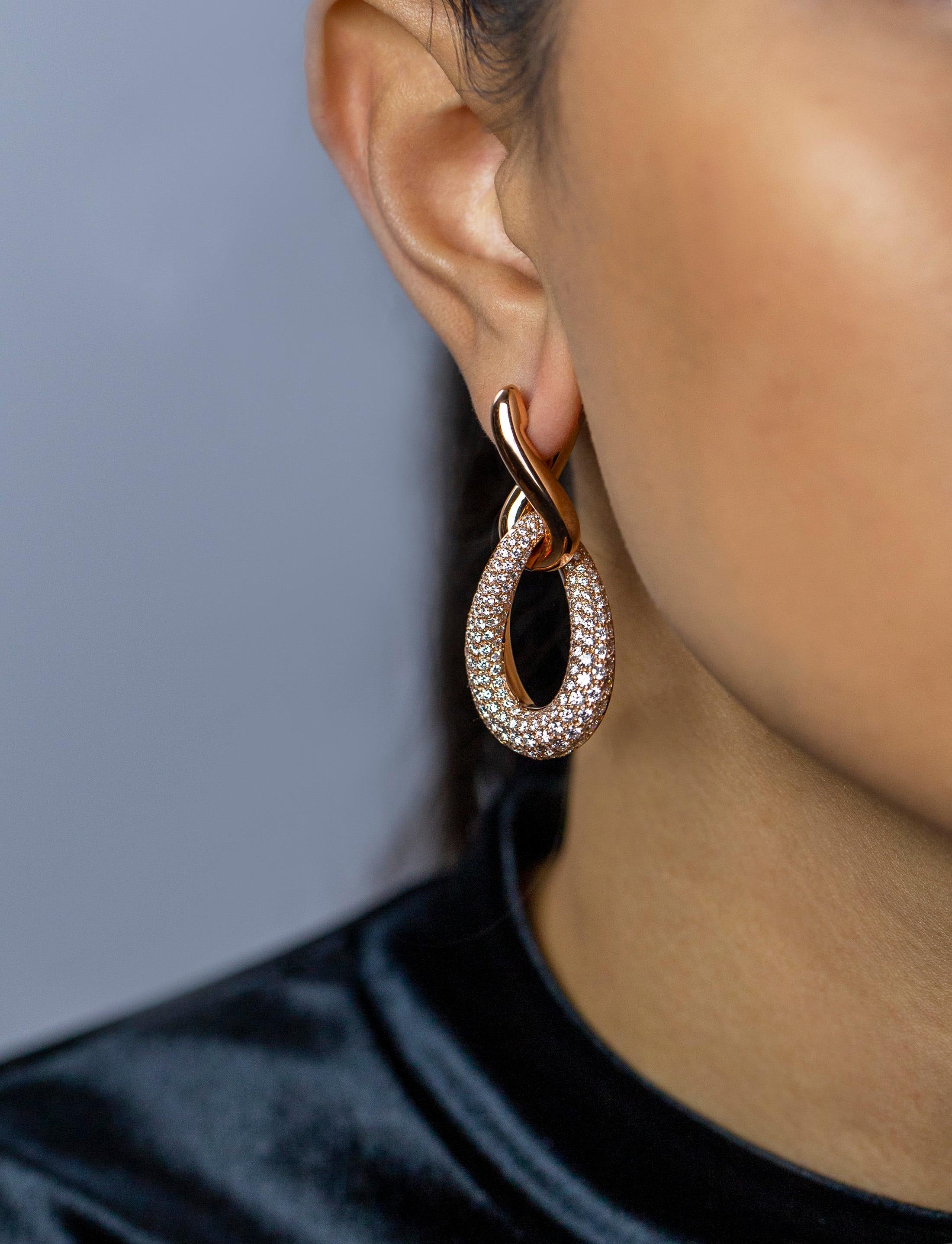 Roman Malakov, boucles d'oreilles pendantes de mode entrelacées avec diamants ronds de 5,68 carats au total Pour femmes en vente