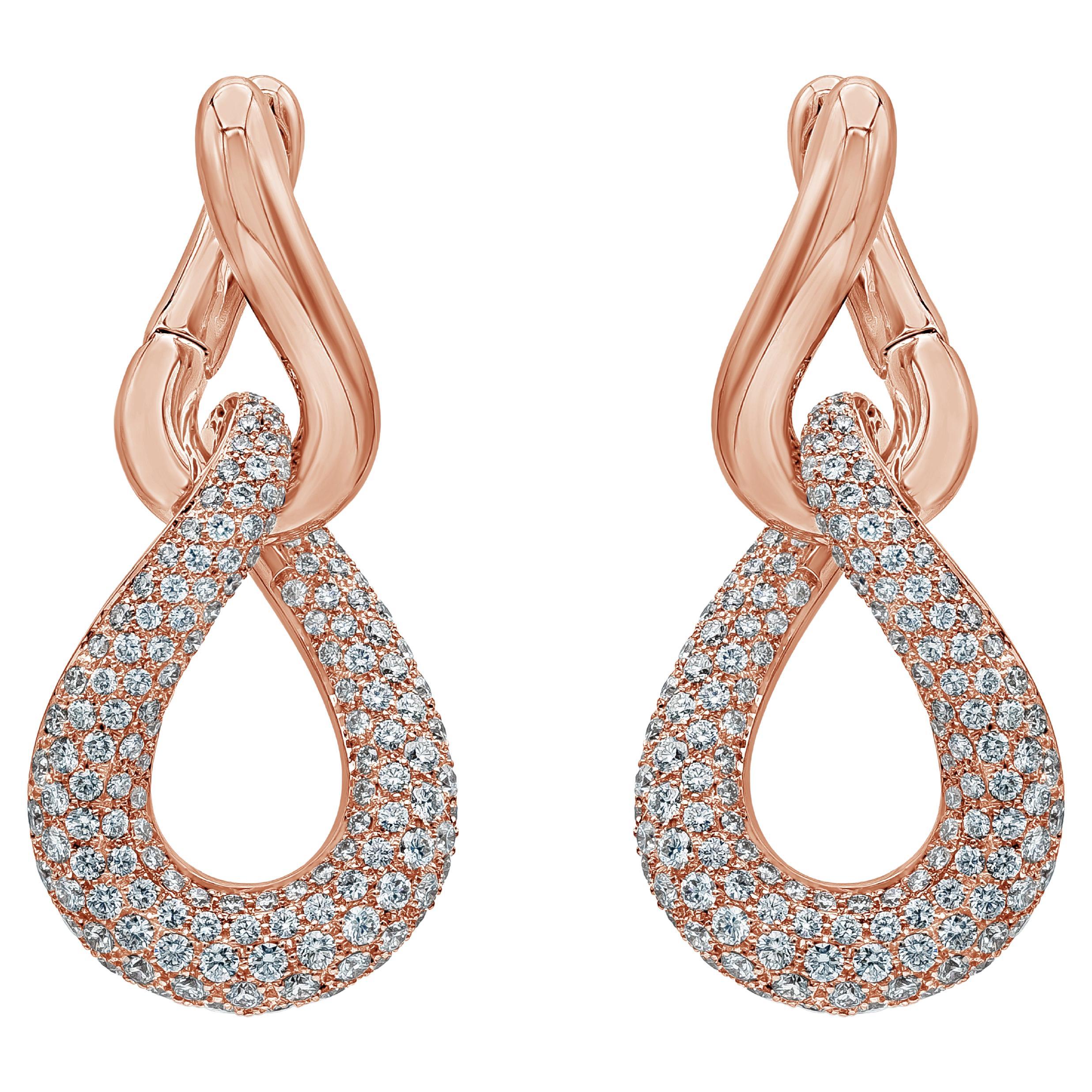 Roman Malakov, boucles d'oreilles pendantes de mode entrelacées avec diamants ronds de 5,68 carats au total en vente