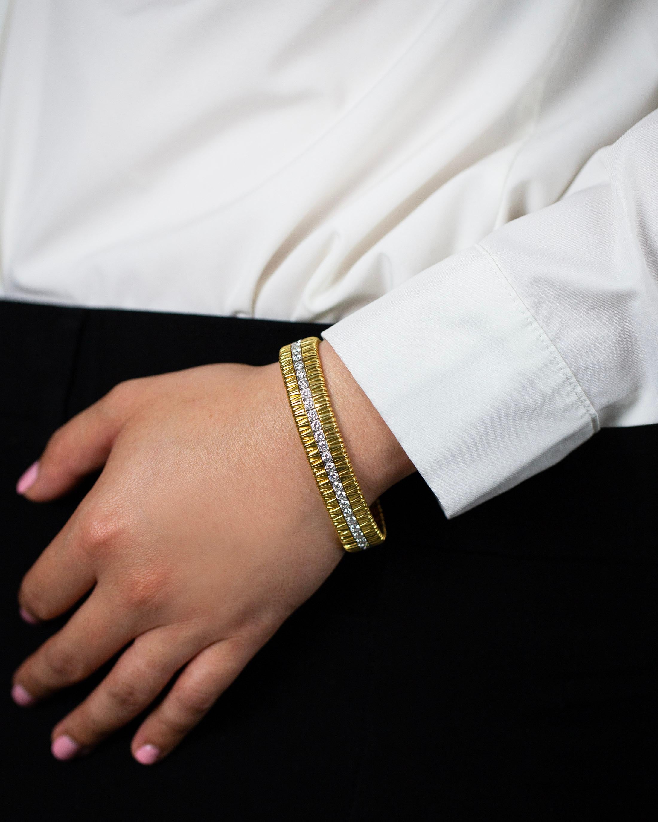 Contemporain Bracelet à la mode en or jaune avec diamants brillants de forme ronde de 5,68 carats au total  en vente