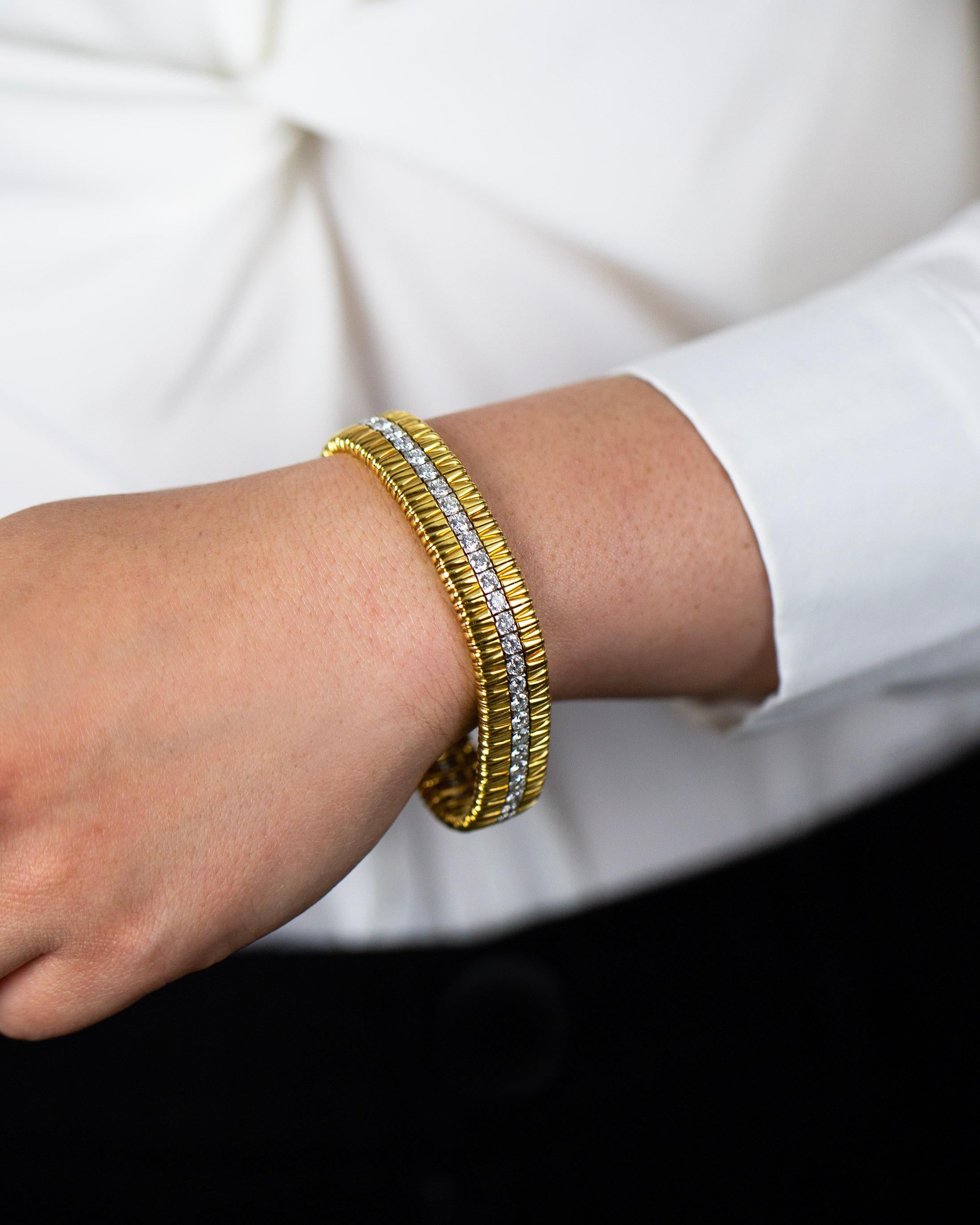 Taille ronde Bracelet à la mode en or jaune avec diamants brillants de forme ronde de 5,68 carats au total  en vente