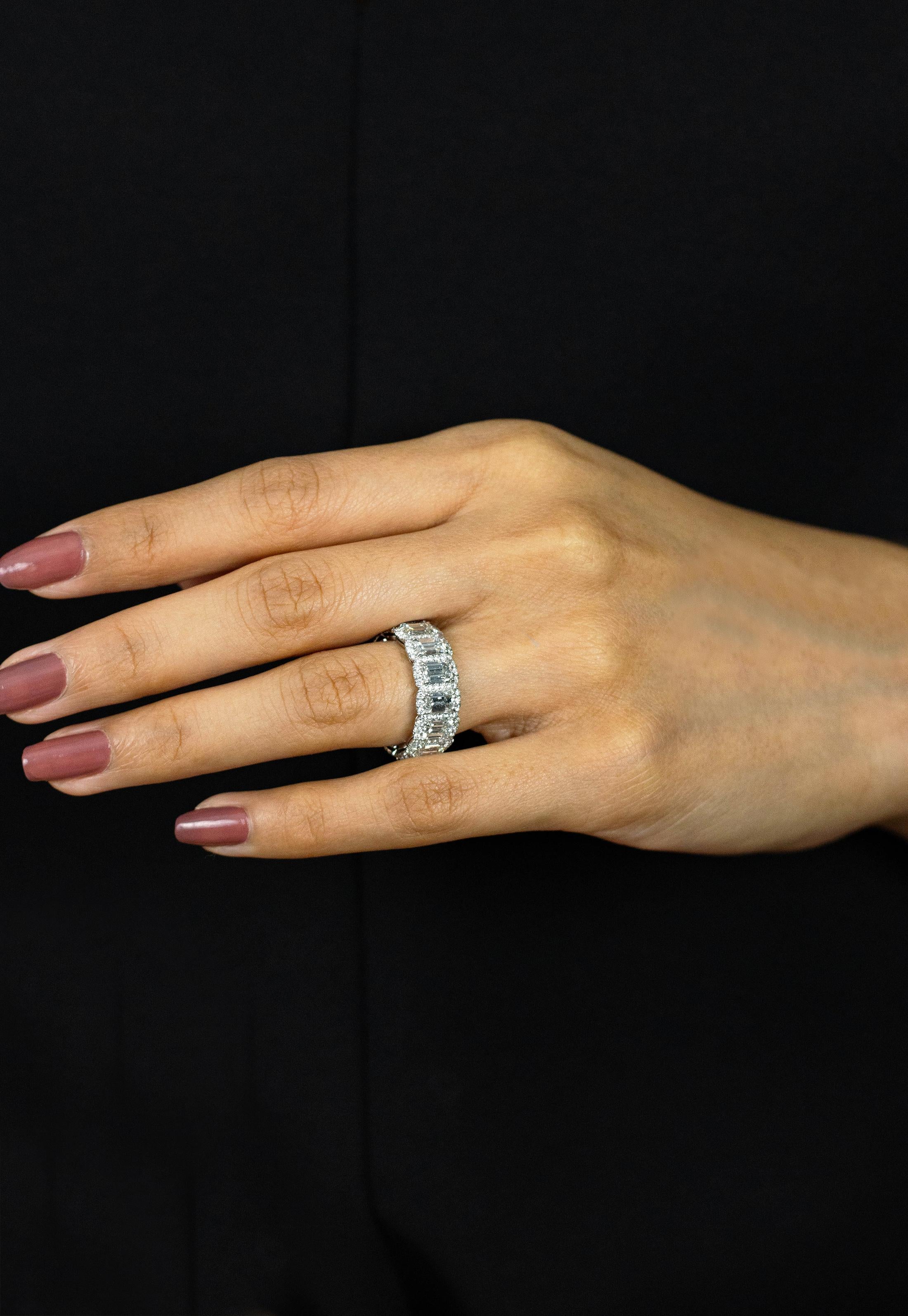 Taille émeraude Roman Malakov, anneau d'éternité avec halo de diamants taille émeraude de 5,73 carats au total en vente