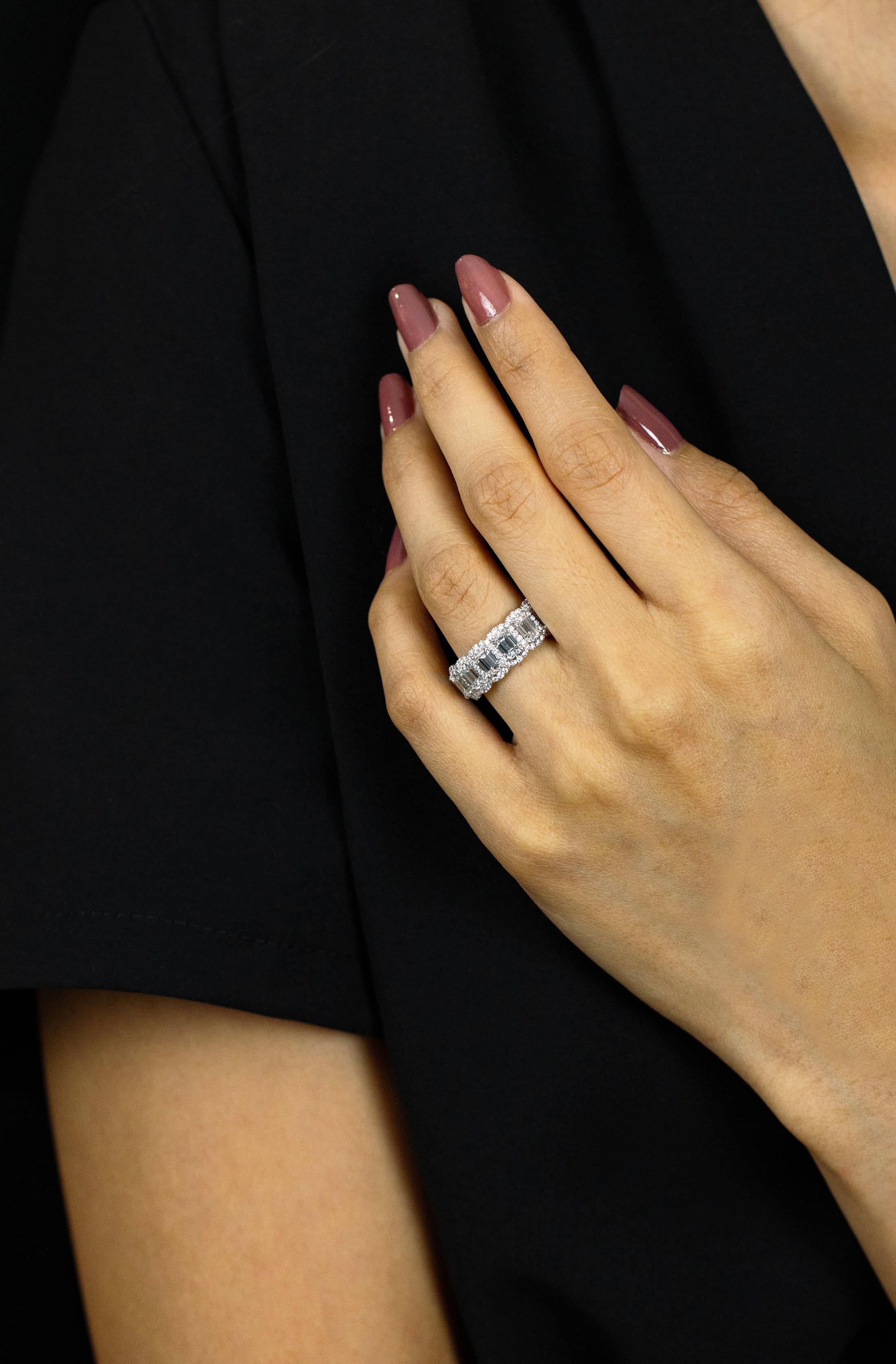 Contemporain Roman Malakov, anneau d'éternité avec halo de diamants taille émeraude de 5,73 carats au total en vente