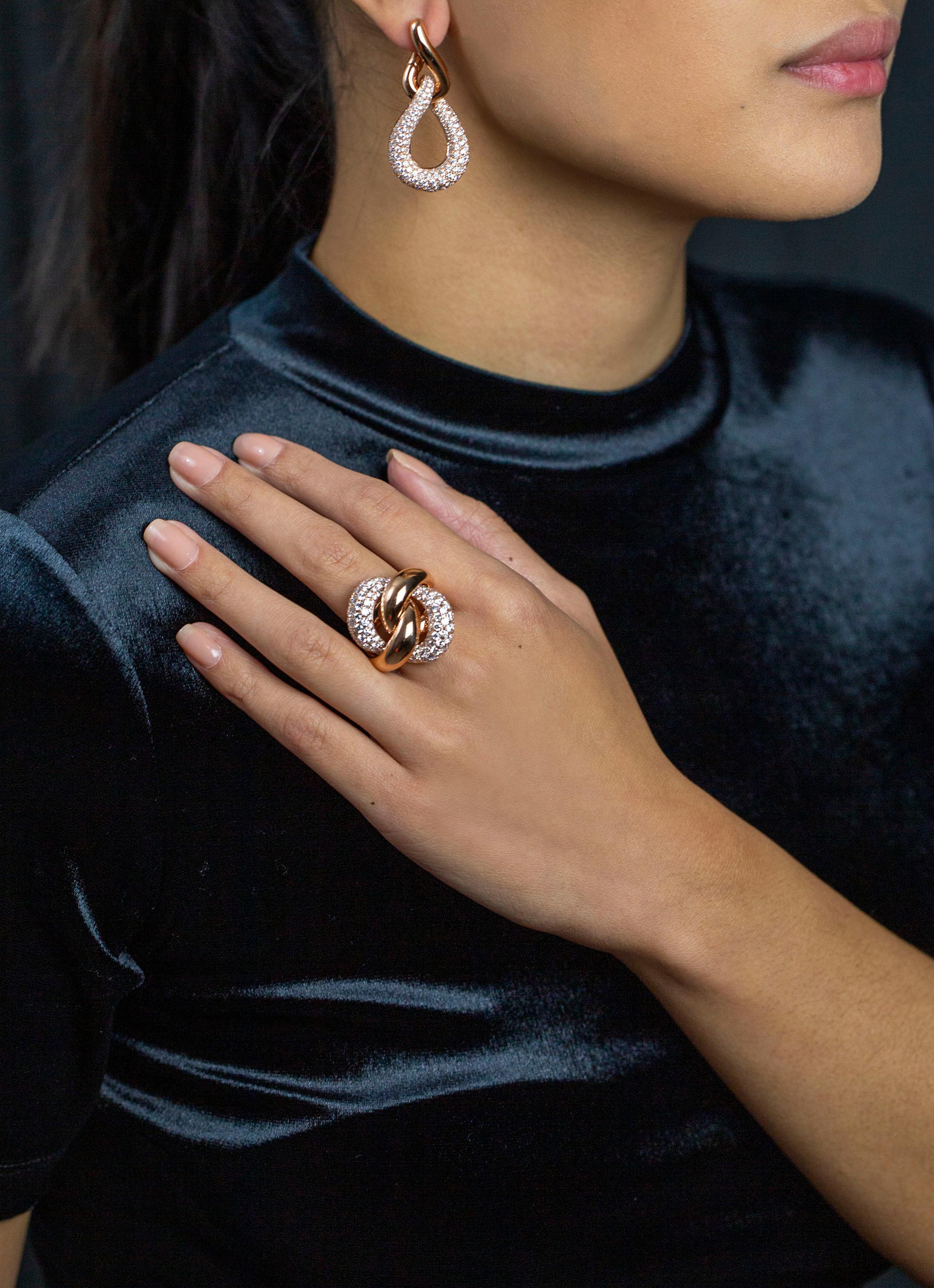 Women's Roman Malakov 5.80 Carats Total Brilliant Round Diamond Intertwined Fashion Ring For Sale