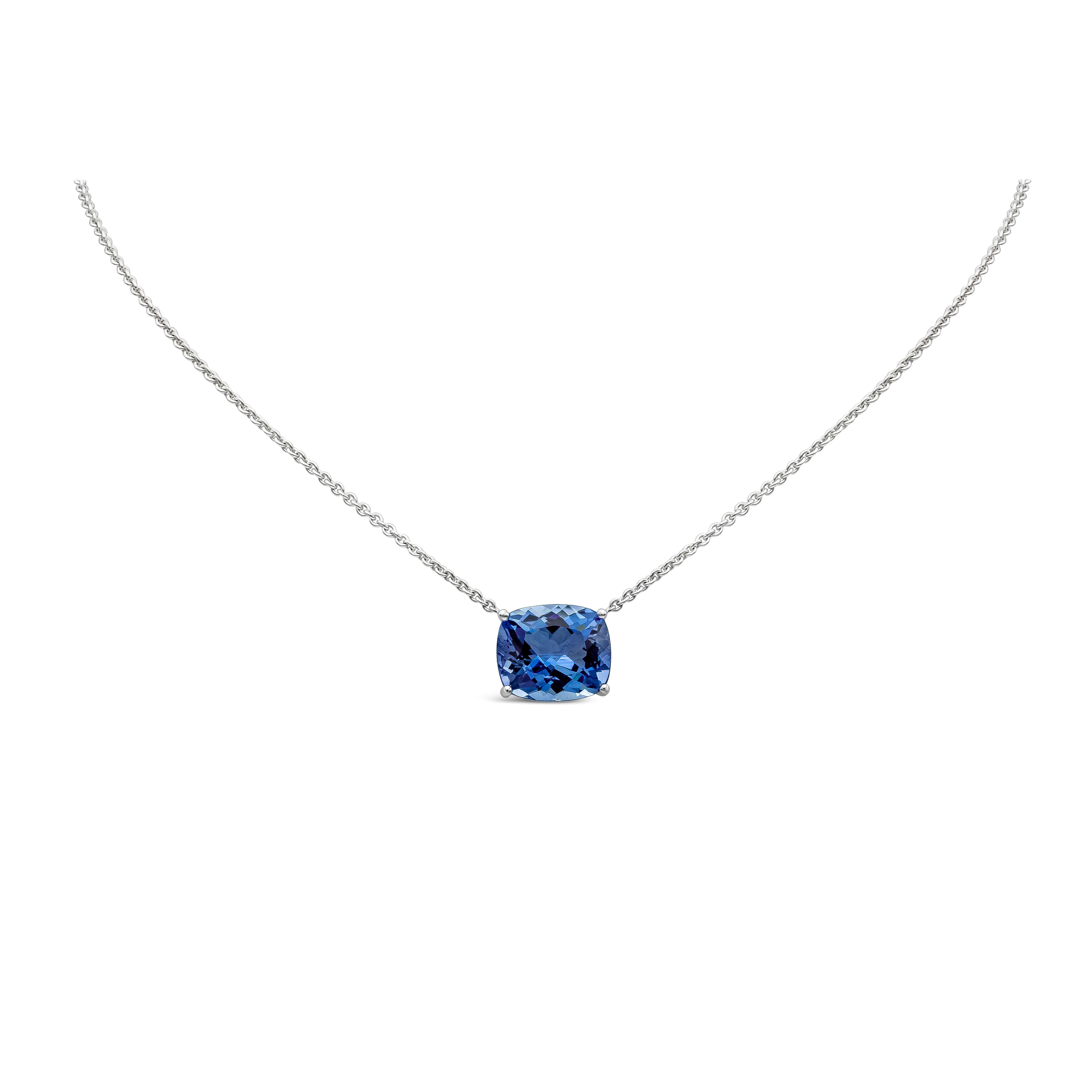 Eine klassische Solitär-Halskette mit einem Aquamarin im Kissenschliff von 5,82 Karat, gefasst in einer vierzackigen Fassung. Fein gemacht mit 18K Weißgold, 18 Zoll Länge. 

Roman Malakov ist ein Unternehmen, das sich darauf spezialisiert hat, alles