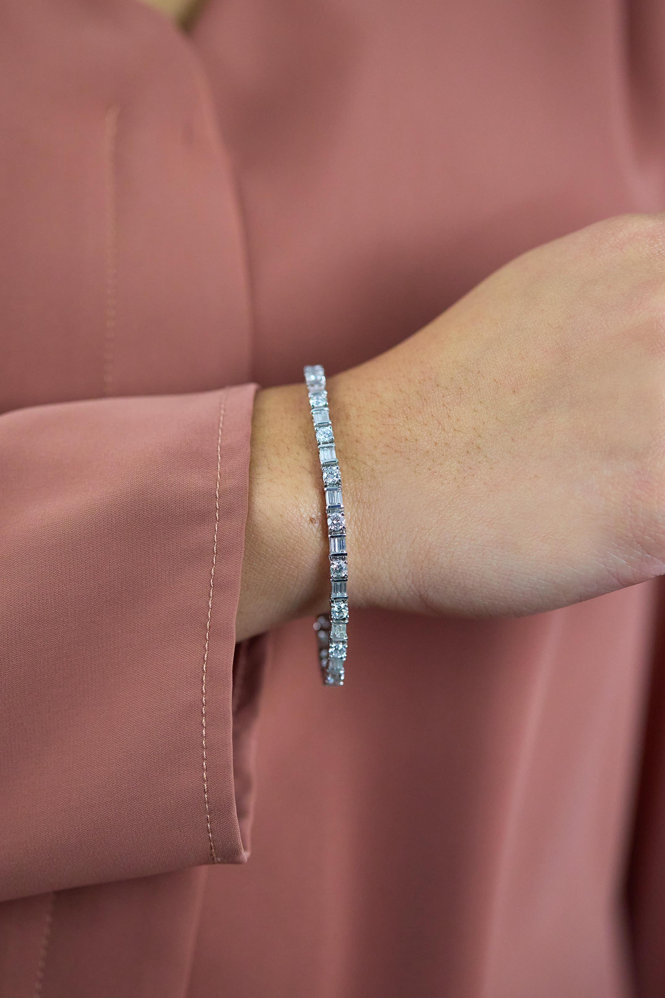 Ein funkelndes Tennisarmband mit rund geschliffenen Diamanten mit einem Gesamtgewicht von 3,48 Karat, Farbe F und Reinheit SI, die jeweils in einer vierzinkigen Fassung gefasst sind. Akzentuiert durch Diamanten im Baguetteschliff mit einem