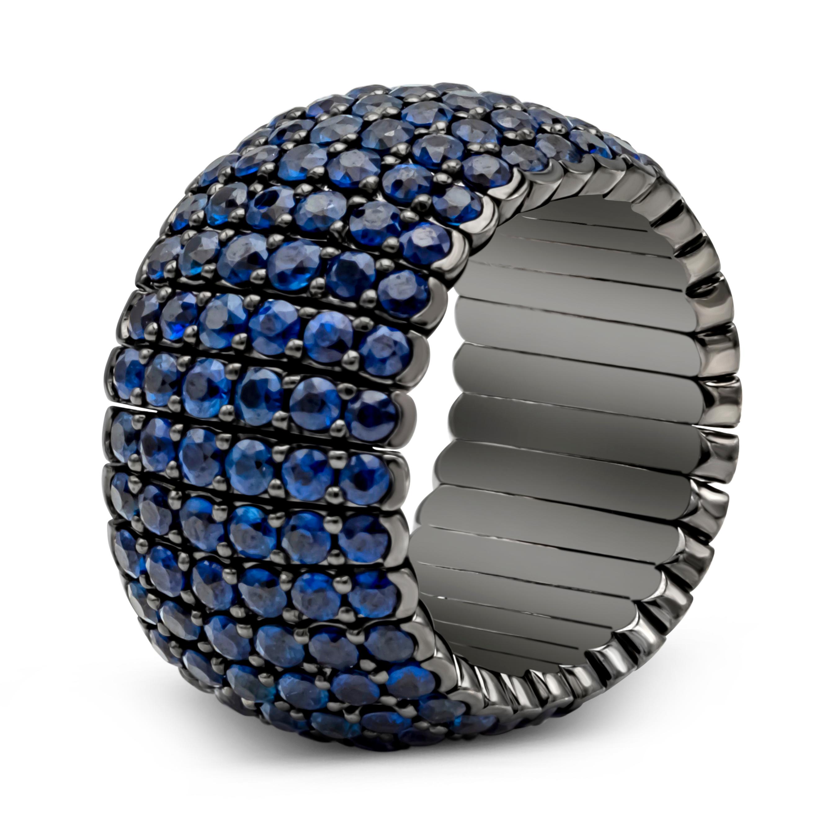 Ein modischer und flexibler Modering mit sechs Reihen von 192 blauen Saphiren mit rundem Brillantschliff und einem Gesamtgewicht von 5,88 Karat, gefasst mit einem schönen Micropavé-Design in einer gemeinsamen Zackenfassung. Fein gearbeitet mit 18
