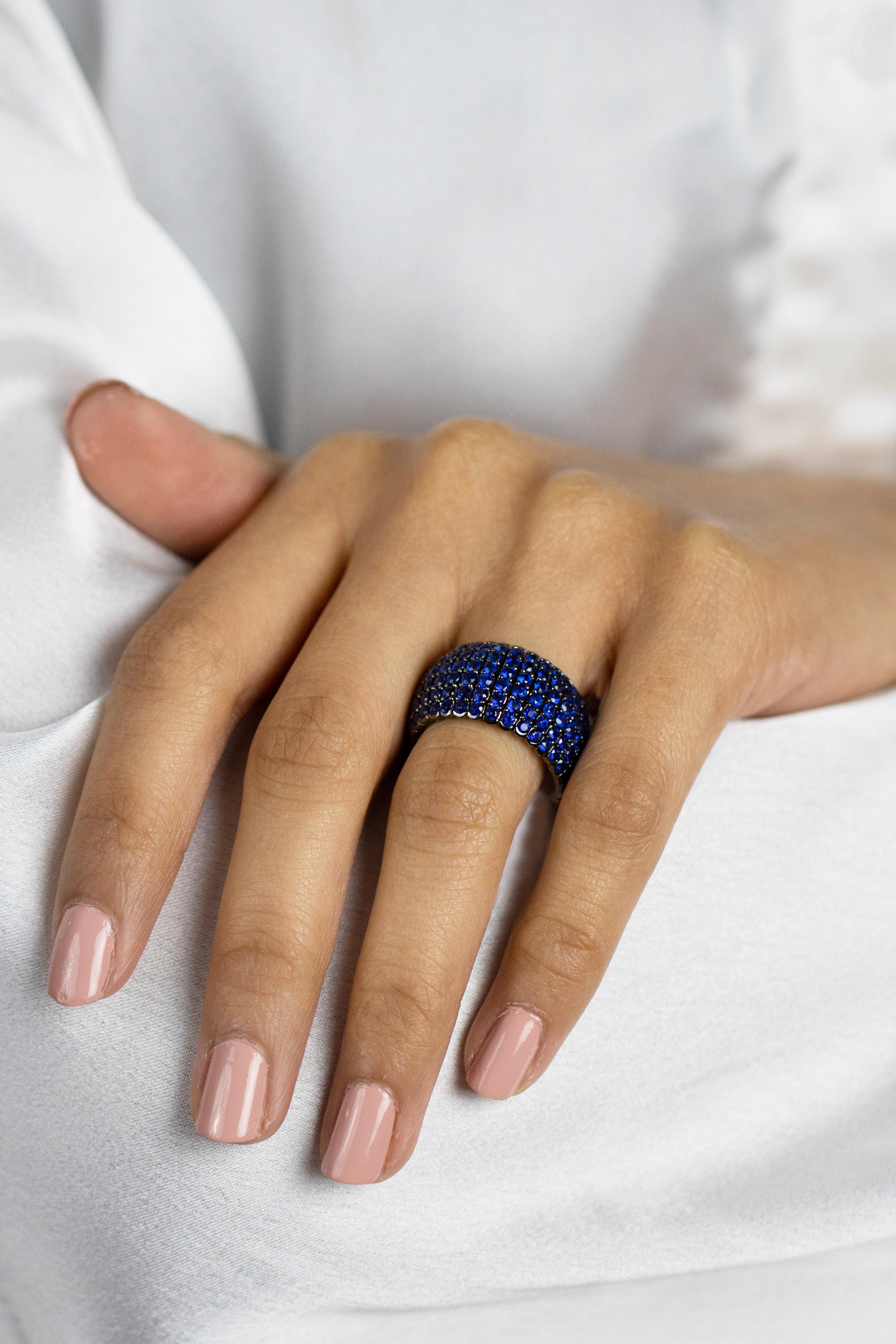 Roman Malakov Flexibler breiter, breiter Modering mit 5,88 Karat rundem blauem Saphir insgesamt Damen