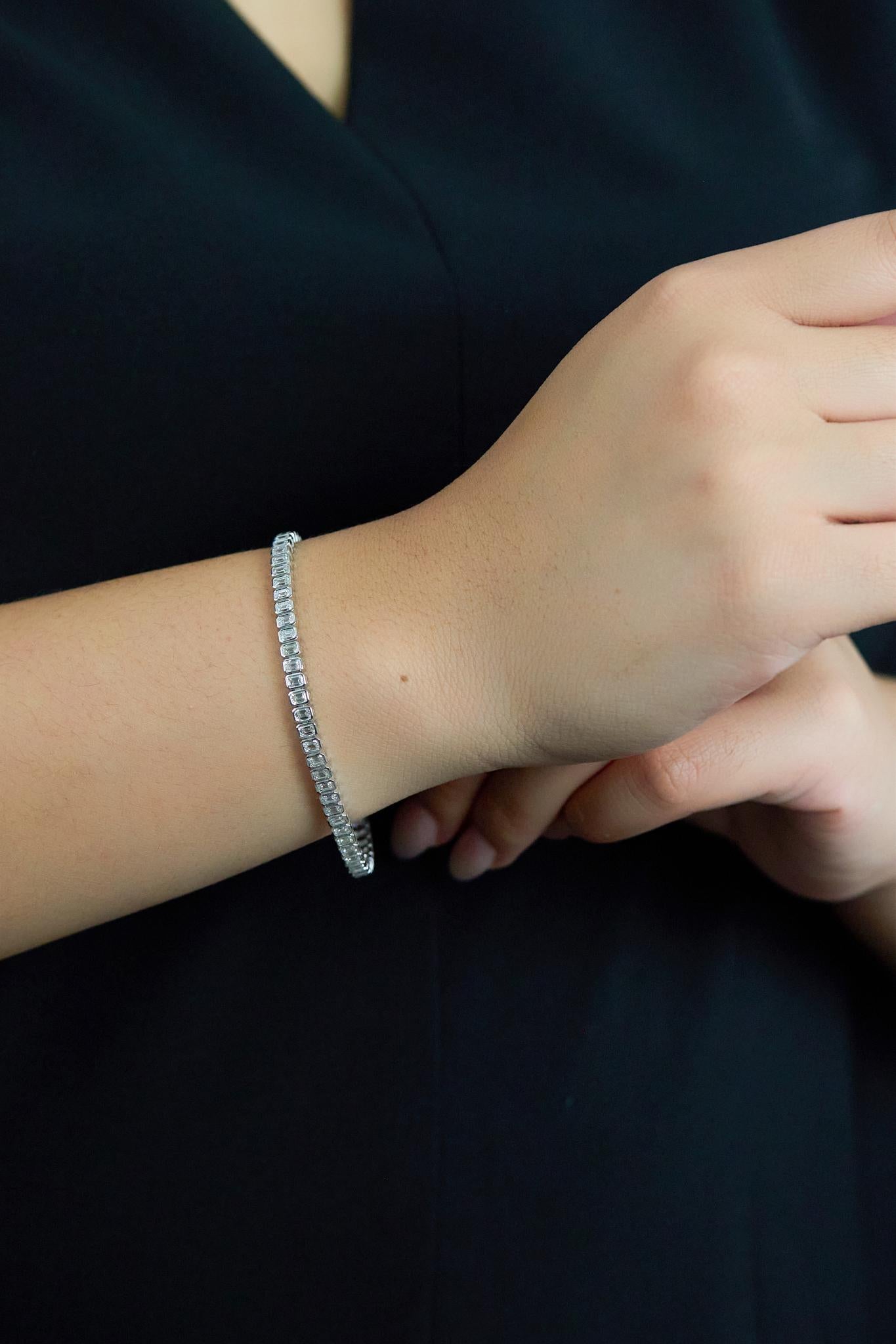 Roman Malakov Pulsera de tenis con diamantes talla esmeralda de 5,94 quilates totales engastados en bisel Corte esmeralda en venta