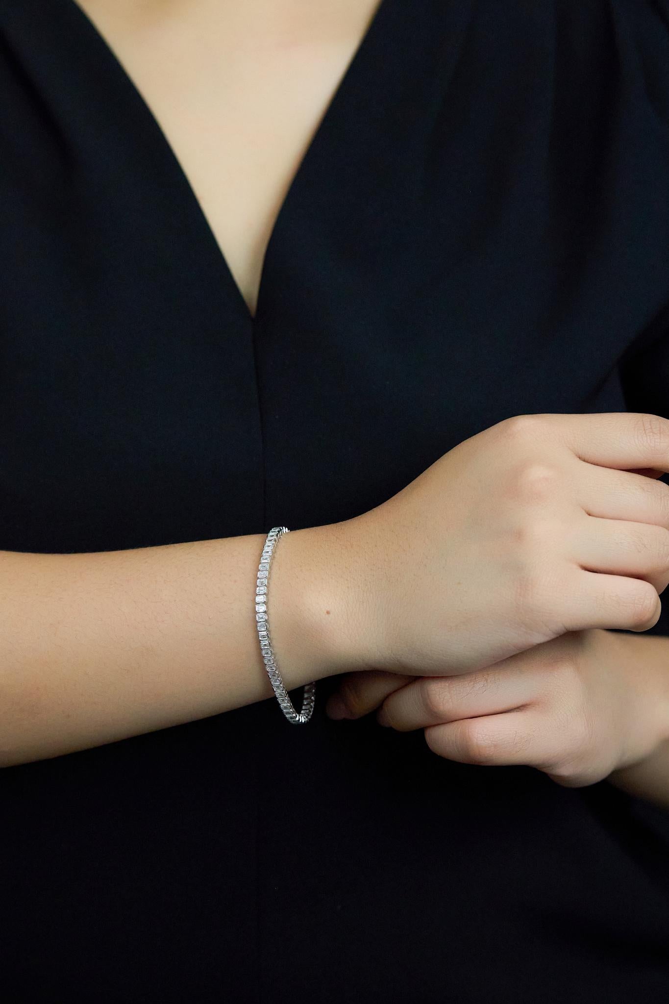 Roman Malakov Pulsera de tenis con diamantes talla esmeralda de 5,94 quilates totales engastados en bisel en Nuevo estado para la venta en New York, NY