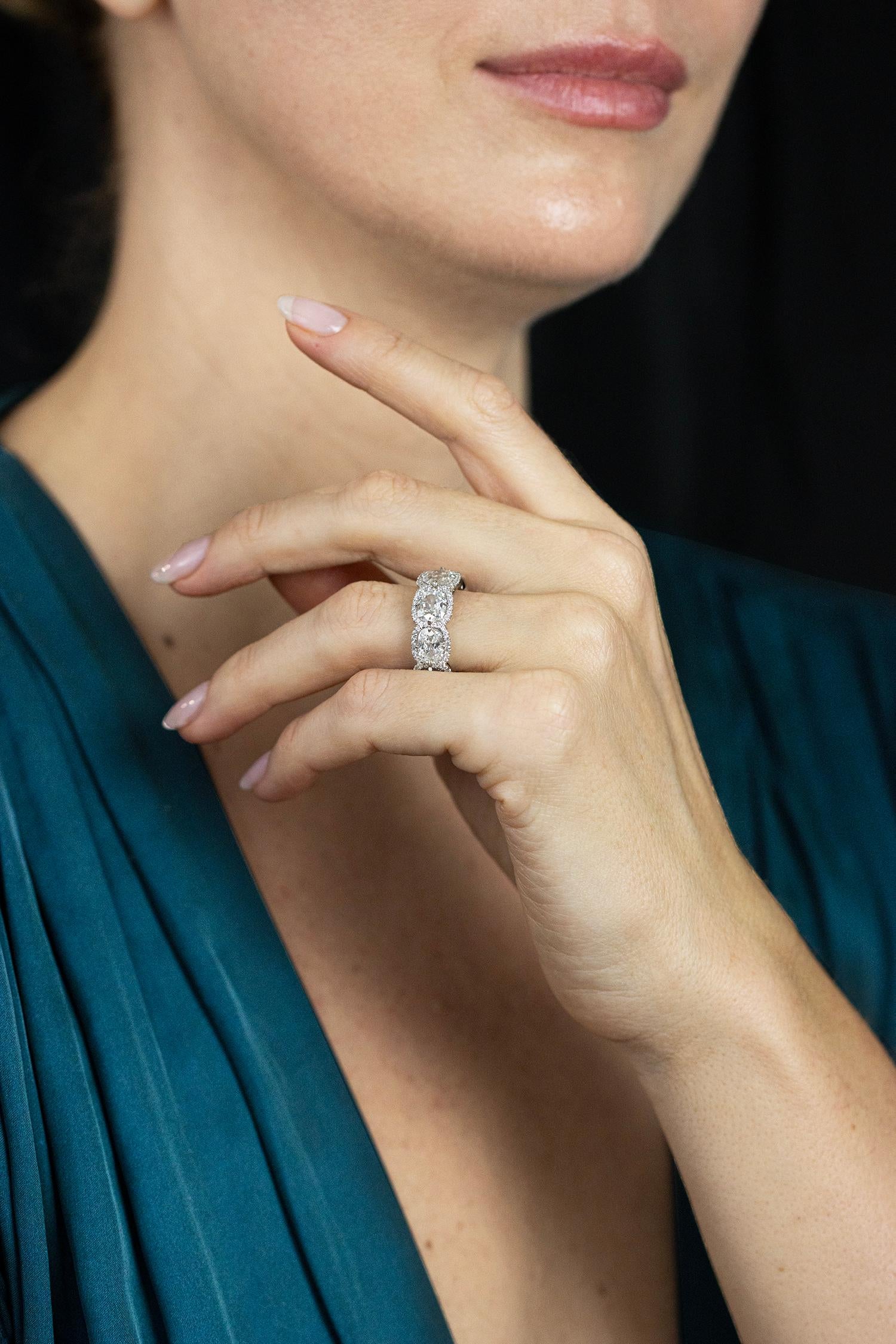Taglio cuscino Roman Malakov Diamonds da 5,96 carati con taglio a cuscino e aureola di diamanti con sette pietre. in vendita
