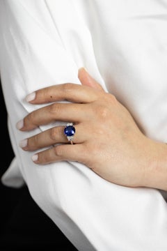 Anello di fidanzamento a tre pietre con zaffiro blu taglio cuscino certificato GIA da 6,15 carati