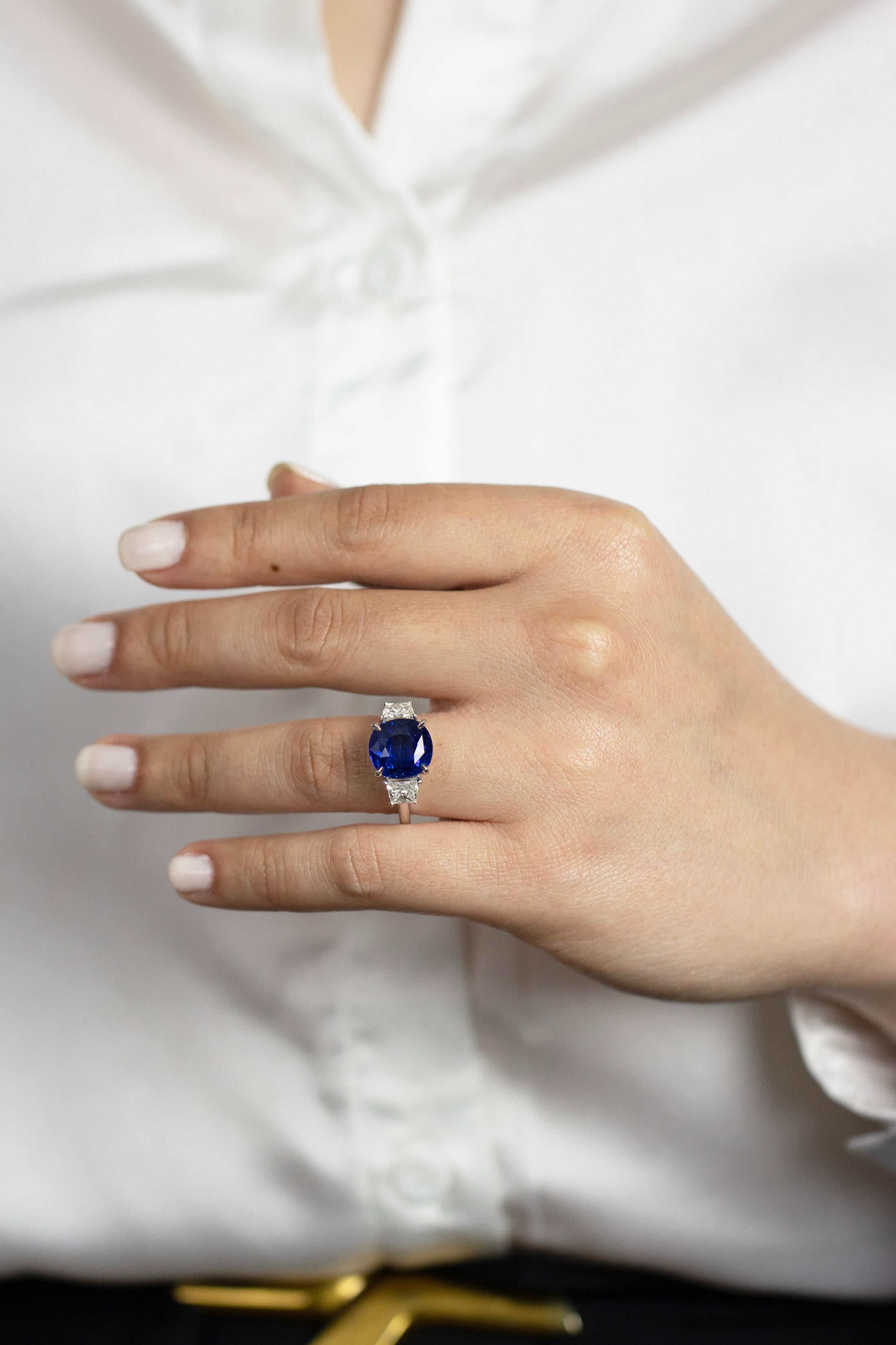 6,15 Karat Blauer Saphir im Kissenschliff und Diamant Verlobungsring mit drei Steinen (Moderne) im Angebot