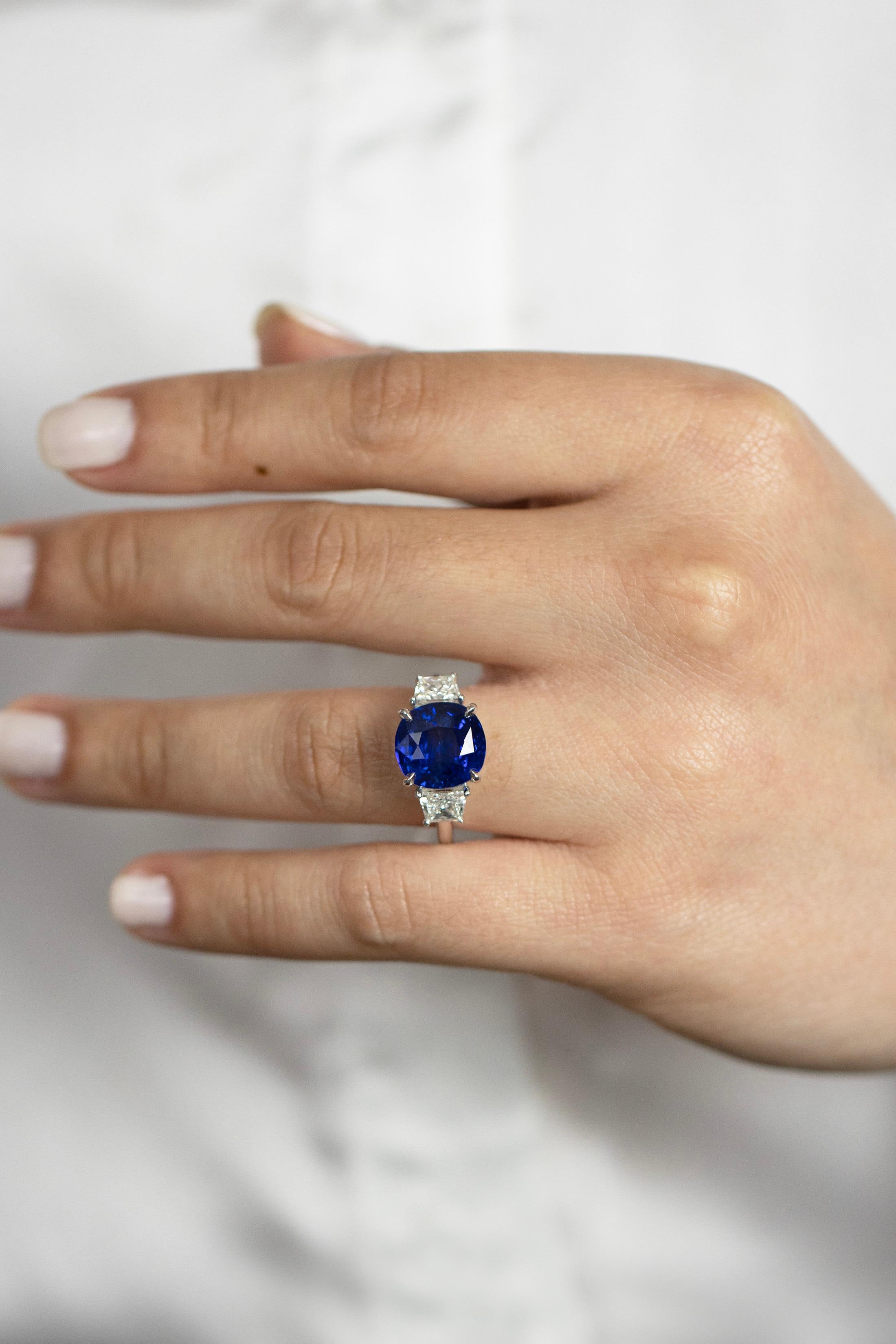 6,15 Karat Blauer Saphir im Kissenschliff und Diamant Verlobungsring mit drei Steinen im Zustand „Neu“ im Angebot in New York, NY
