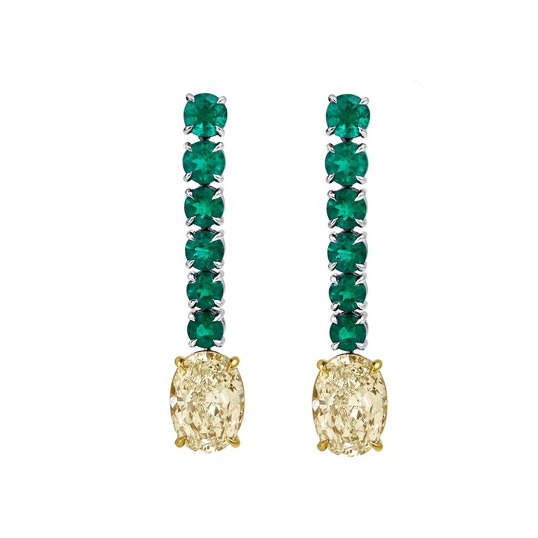 Cette magnifique paire de boucles d'oreilles présente deux diamants jaunes de taille ovale pesant 6,15 carats au total, accentués par douze émeraudes de Colombie de taille ronde et brillante pesant 3,11 carats au total, serties sur une monture à