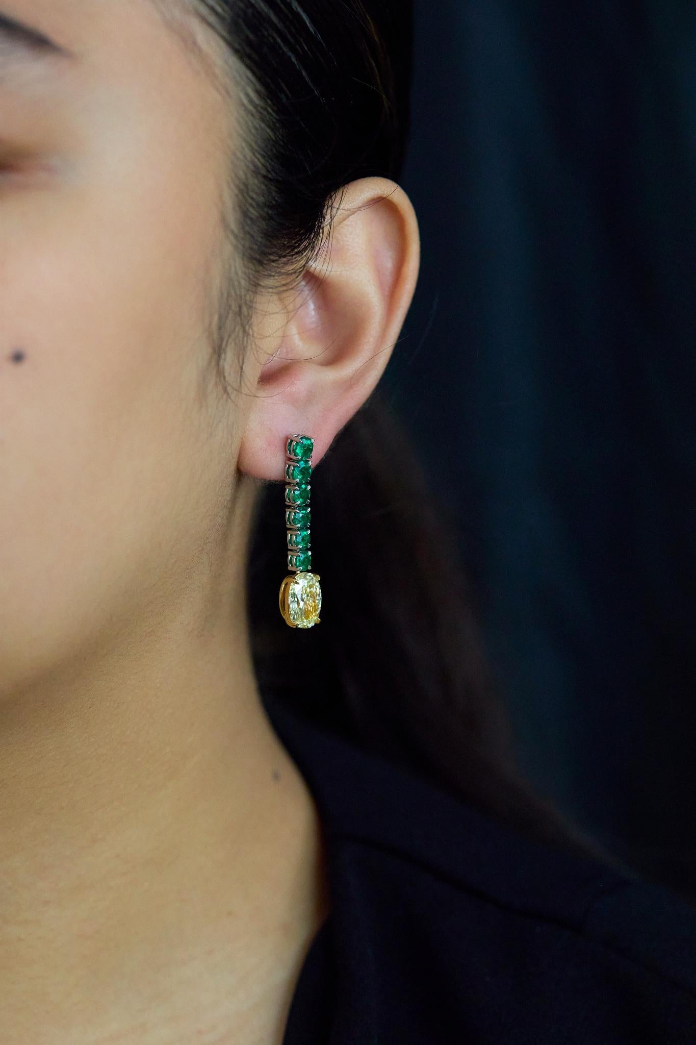 Taille ovale Roman Malakov Diamonds 6.15 Carat Mixed Cut Diamond and Emerald Drop Earrings (Boucles d'oreilles pendantes en diamant et émeraude) en vente