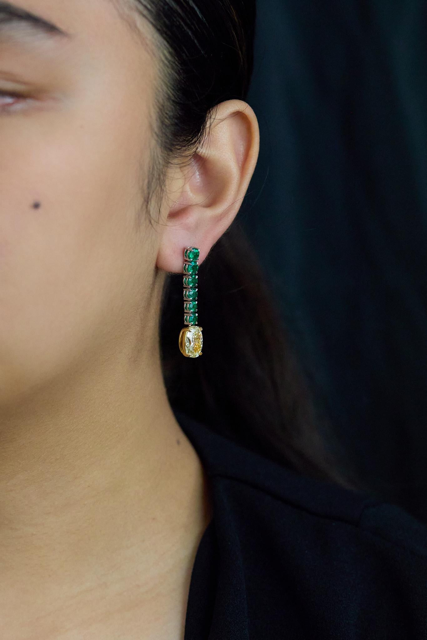 Roman Malakov Diamonds 6.15 Carat Mixed Cut Diamond and Emerald Drop Earrings (Boucles d'oreilles pendantes en diamant et émeraude) Neuf - En vente à New York, NY