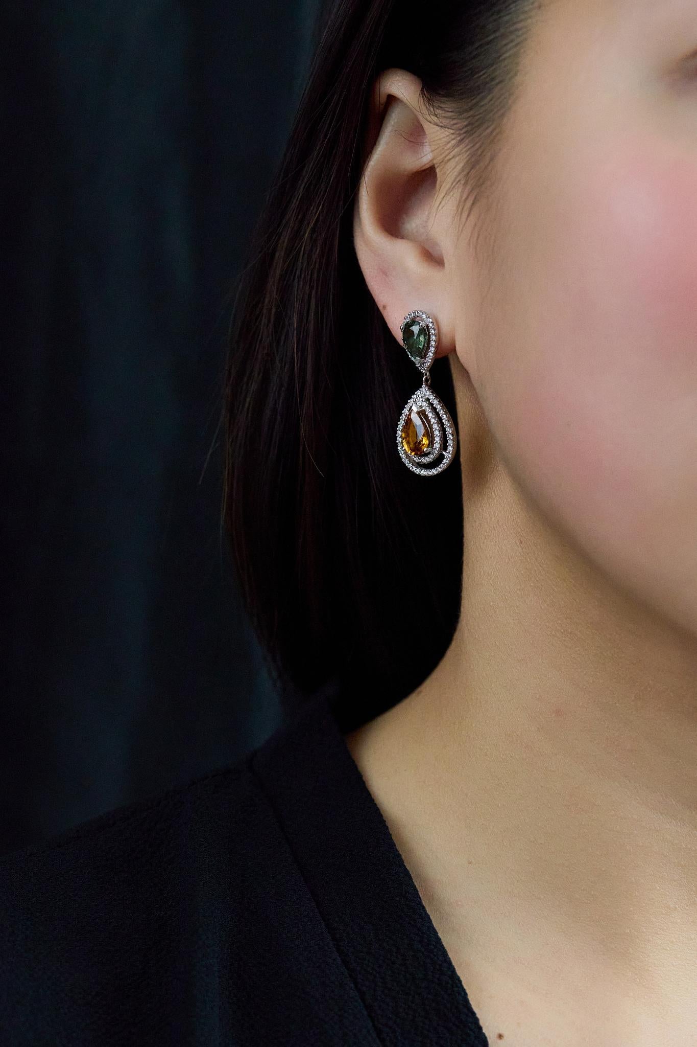 Contemporain Roman Malakov Boucles d'oreilles en pierres précieuses avec saphirs et diamants en forme de poire de 6,15 carats en vente