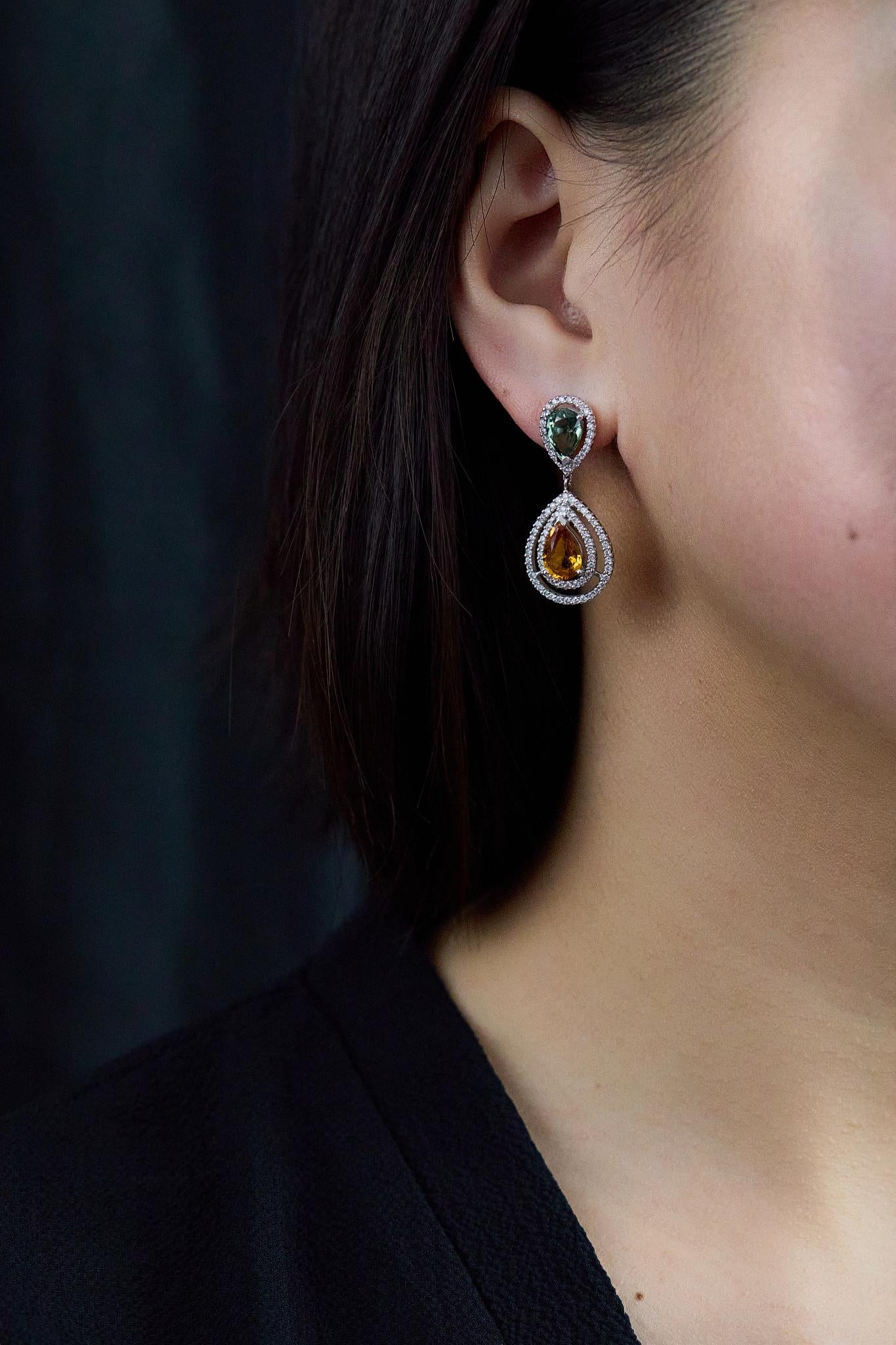 Taille poire Roman Malakov Boucles d'oreilles en pierres précieuses avec saphirs et diamants en forme de poire de 6,15 carats en vente
