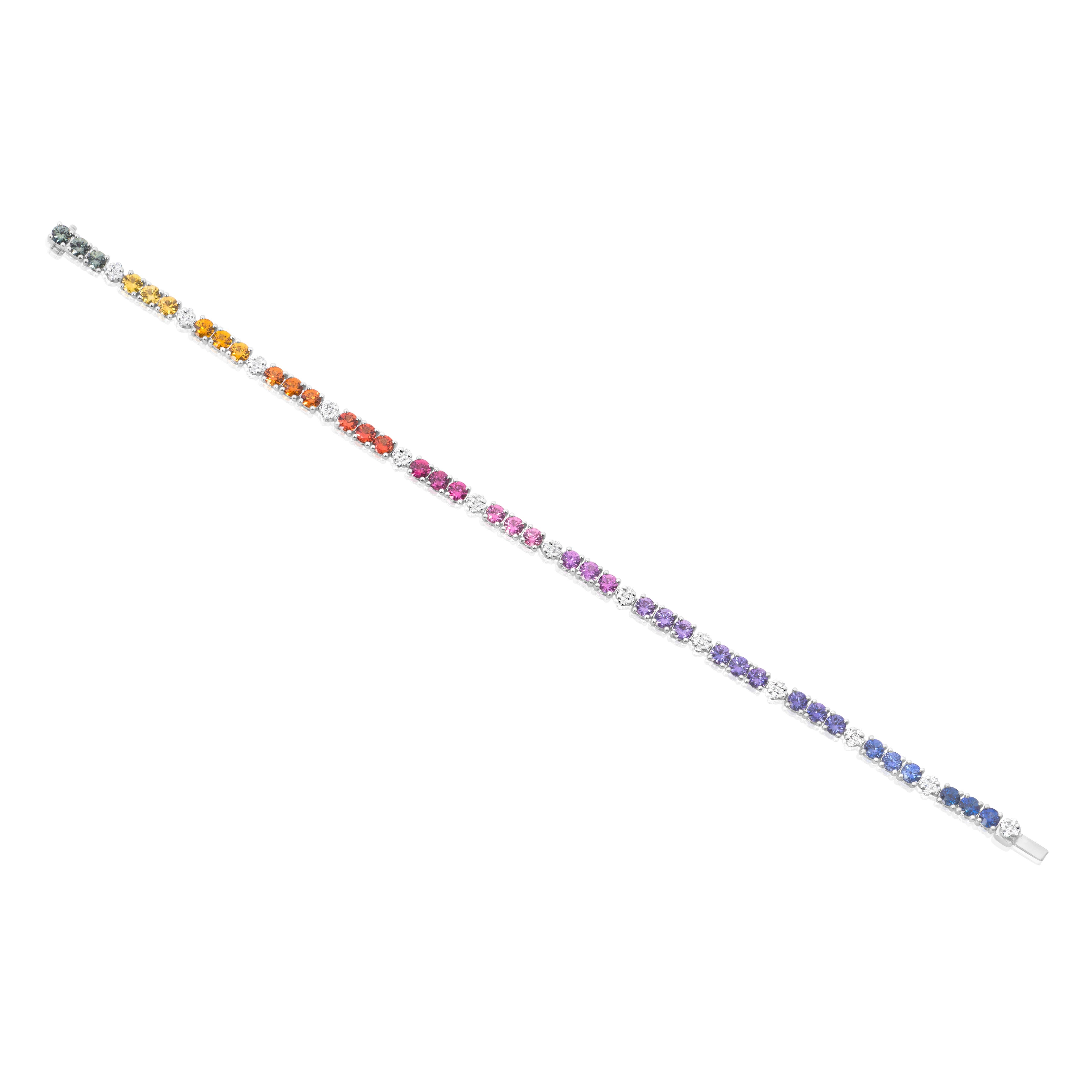 Bracelet de mode élégant, présentant des saphirs ronds multicolores pesant 5,75 carats au total, chacun serti sur une monture à quatre griffes. Accentué par des diamants de taille ronde d'un poids total de 0.44 carat. Finement réalisé en or blanc 18