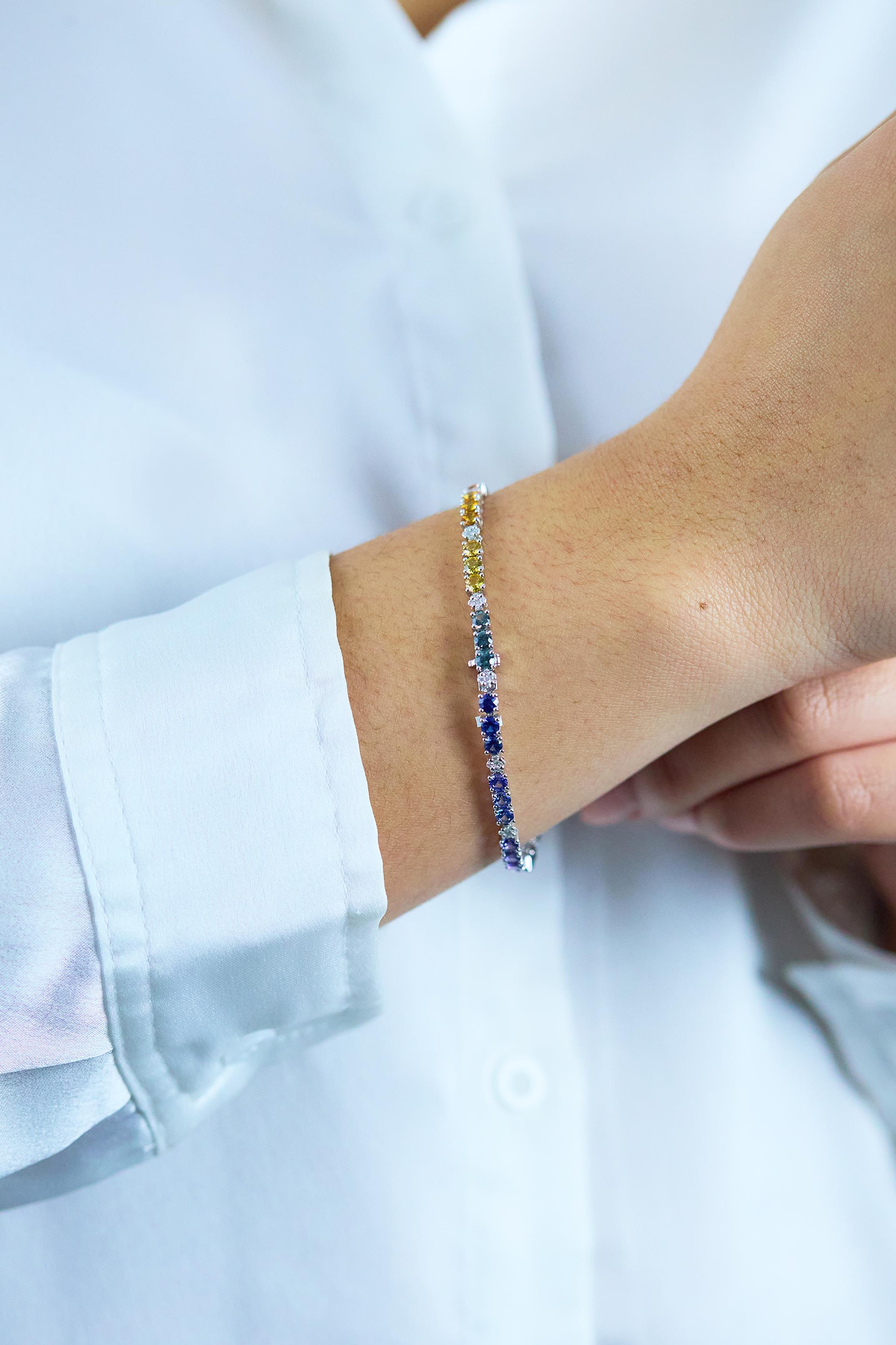 Contemporain Roman Malakov Bracelet à la mode avec saphirs multicolores et diamants de 6,19 carats au total en vente