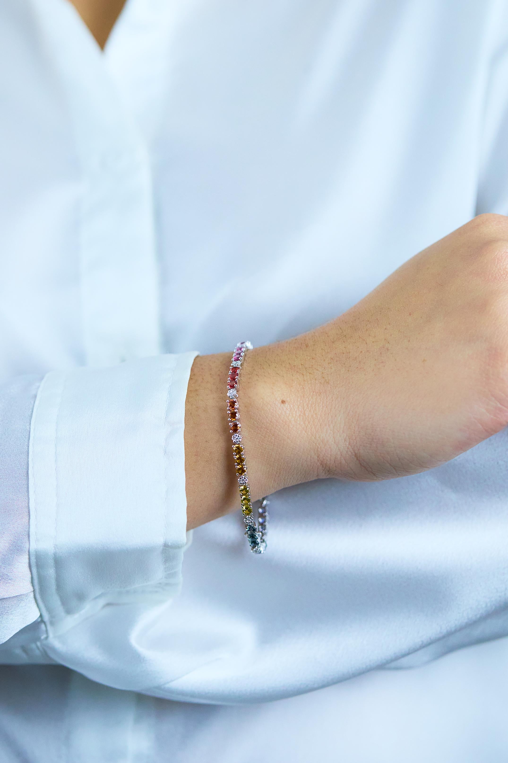 Taille ronde Roman Malakov Bracelet à la mode avec saphirs multicolores et diamants de 6,19 carats au total en vente