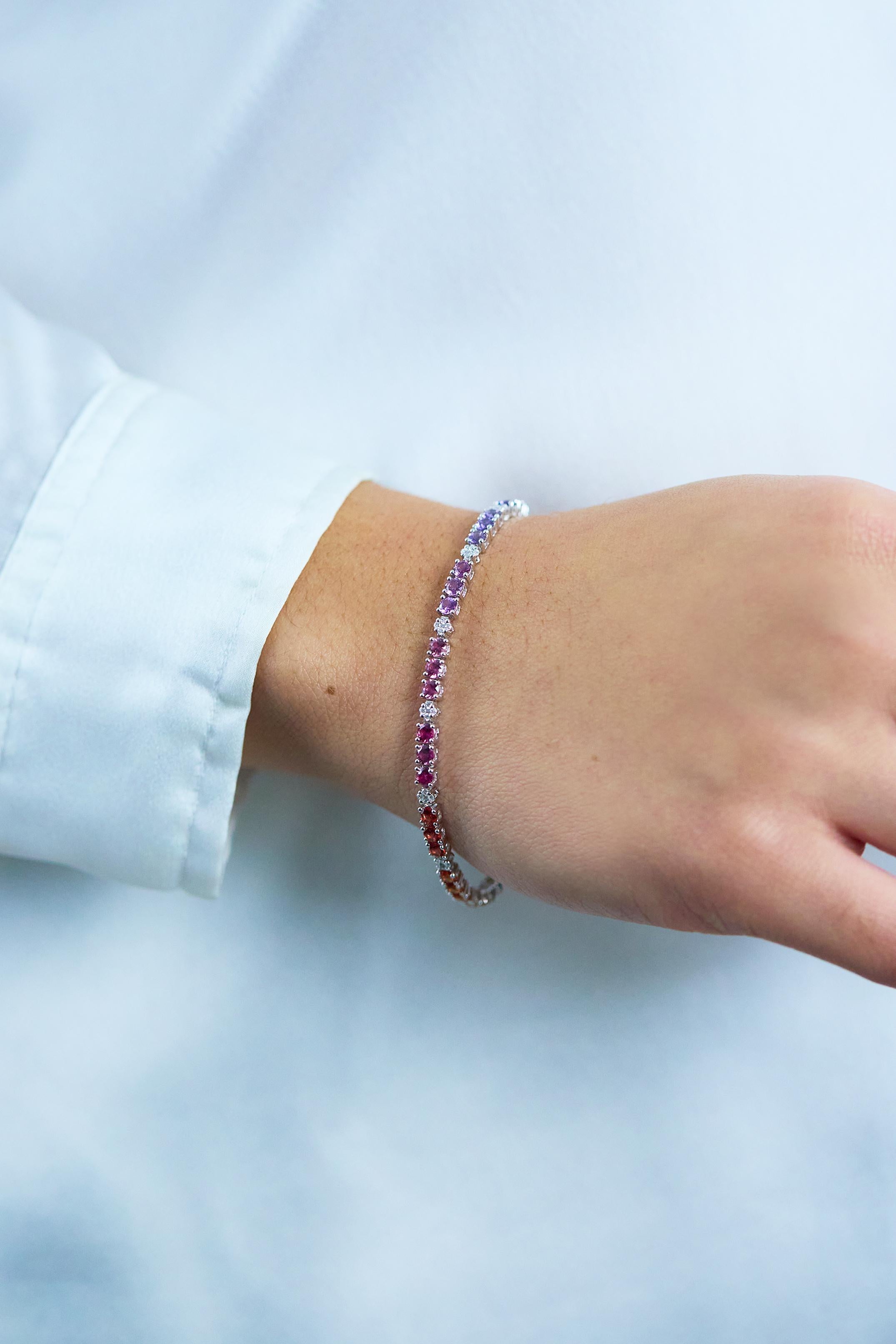 Roman Malakov Bracelet à la mode avec saphirs multicolores et diamants de 6,19 carats au total Neuf - En vente à New York, NY