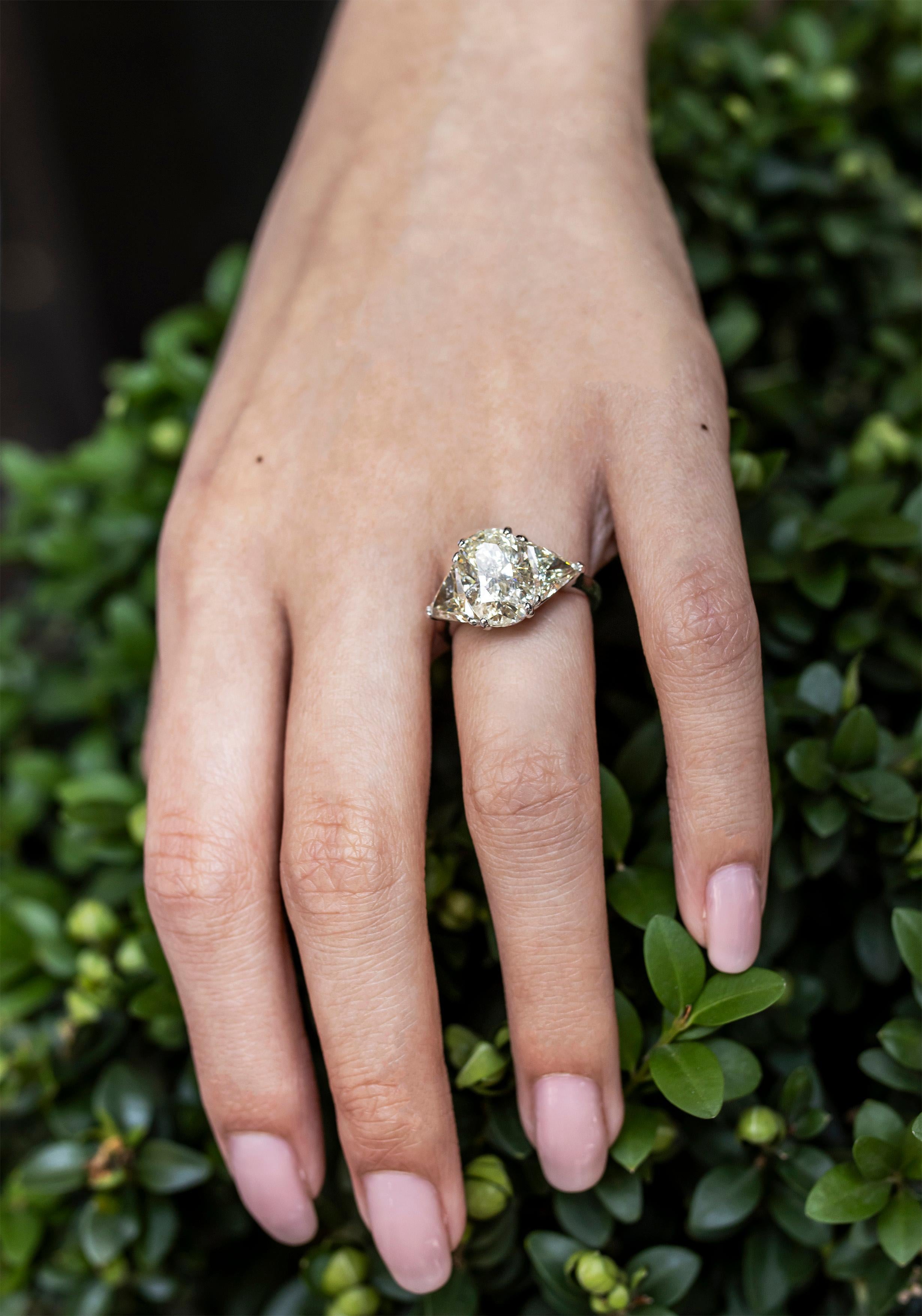 Roman Malakov Verlobungsring mit drei Steinen, 4,10 Karat Diamant im Ovalschliff im Zustand „Neu“ im Angebot in New York, NY