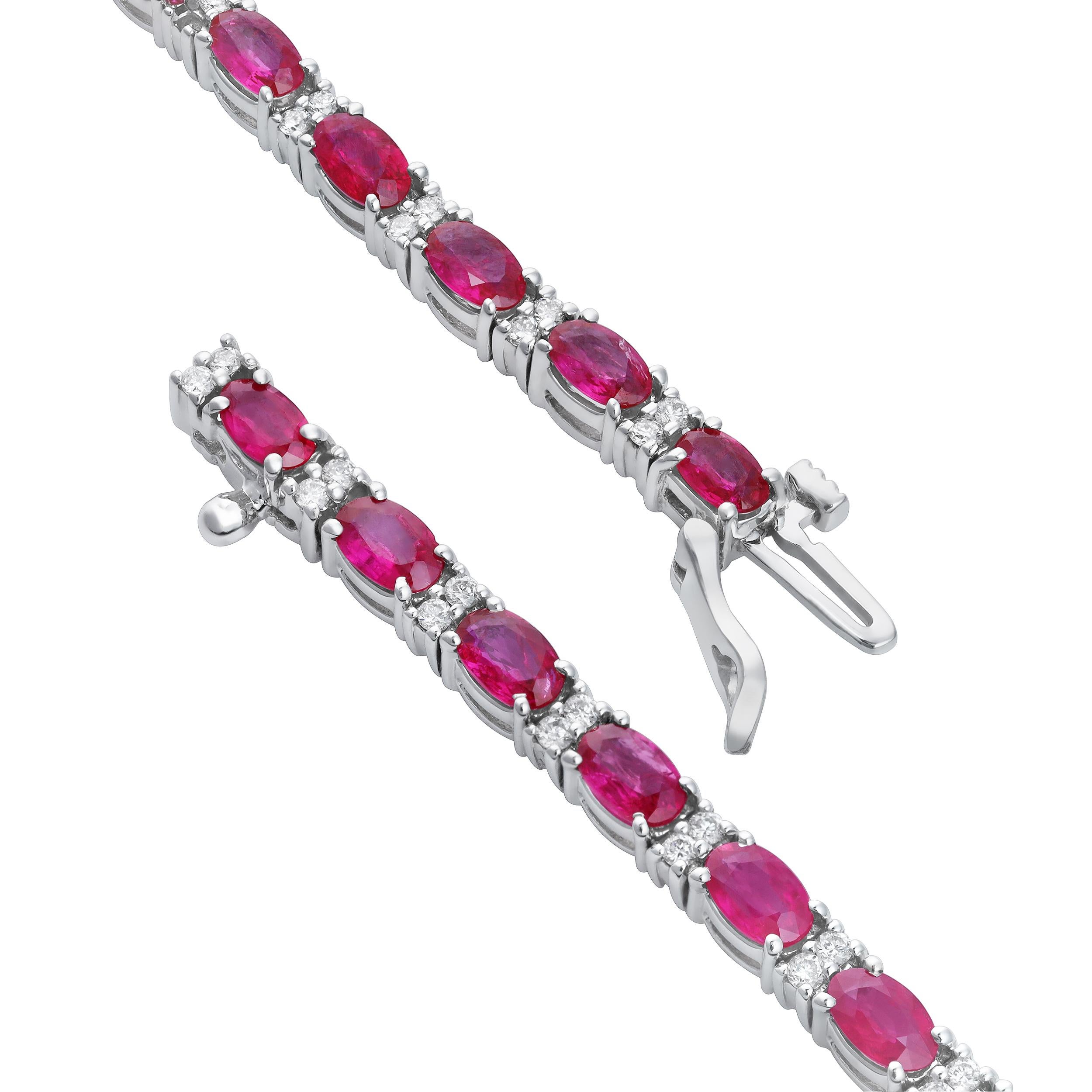 Una magnífica pulsera de moda, con 24 rubíes de talla ovalada que pesan 6,49 quilates en total. Acentuado por diamantes de talla redonda con un peso total de 0,49 quilates, engastados en grupos de dos. Finamente elaborada con oro blanco de 18
