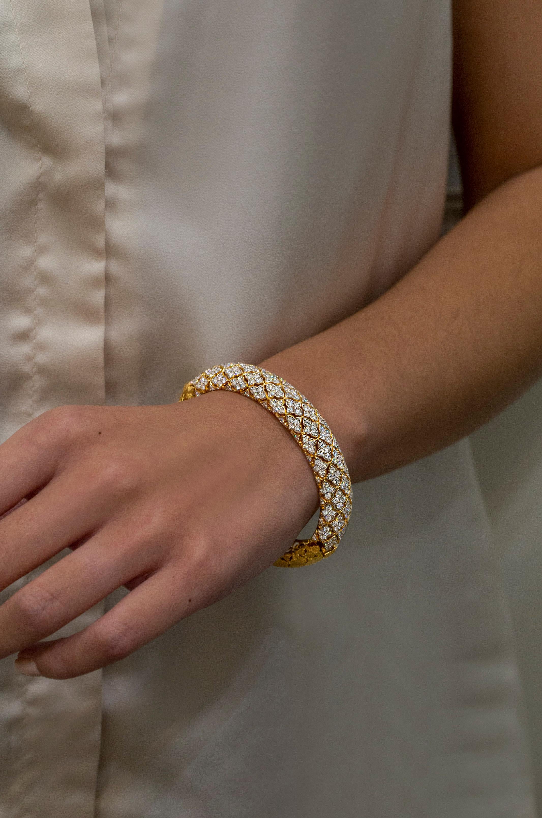 Armreif, 6,64 Karat insgesamt runder Diamant in floralem Design, Modearmband im Zustand „Neu“ im Angebot in New York, NY