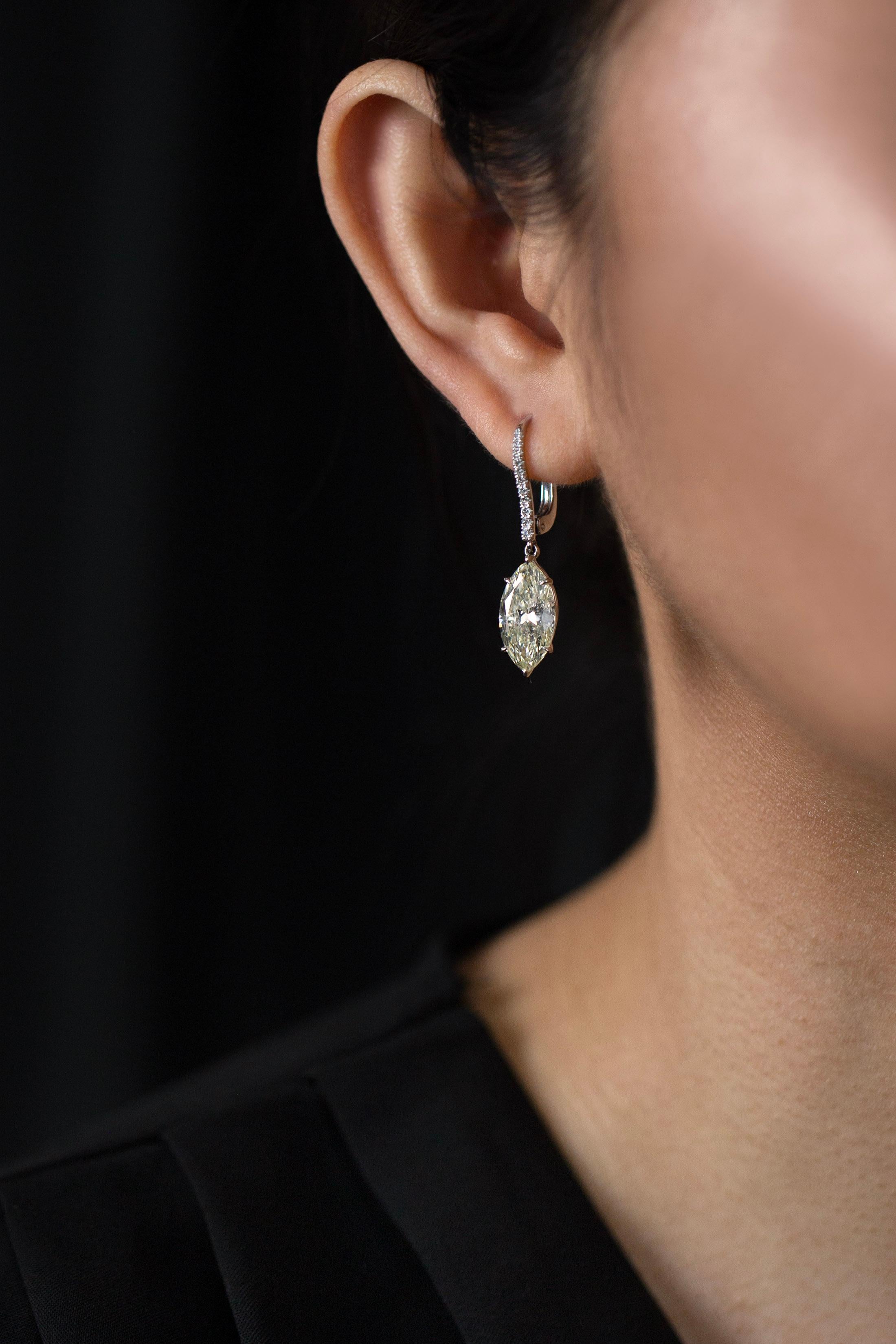 Roman Malakov Pendientes colgantes de diamantes talla marquesa de 6,69 quilates totales en Excelente estado para la venta en New York, NY