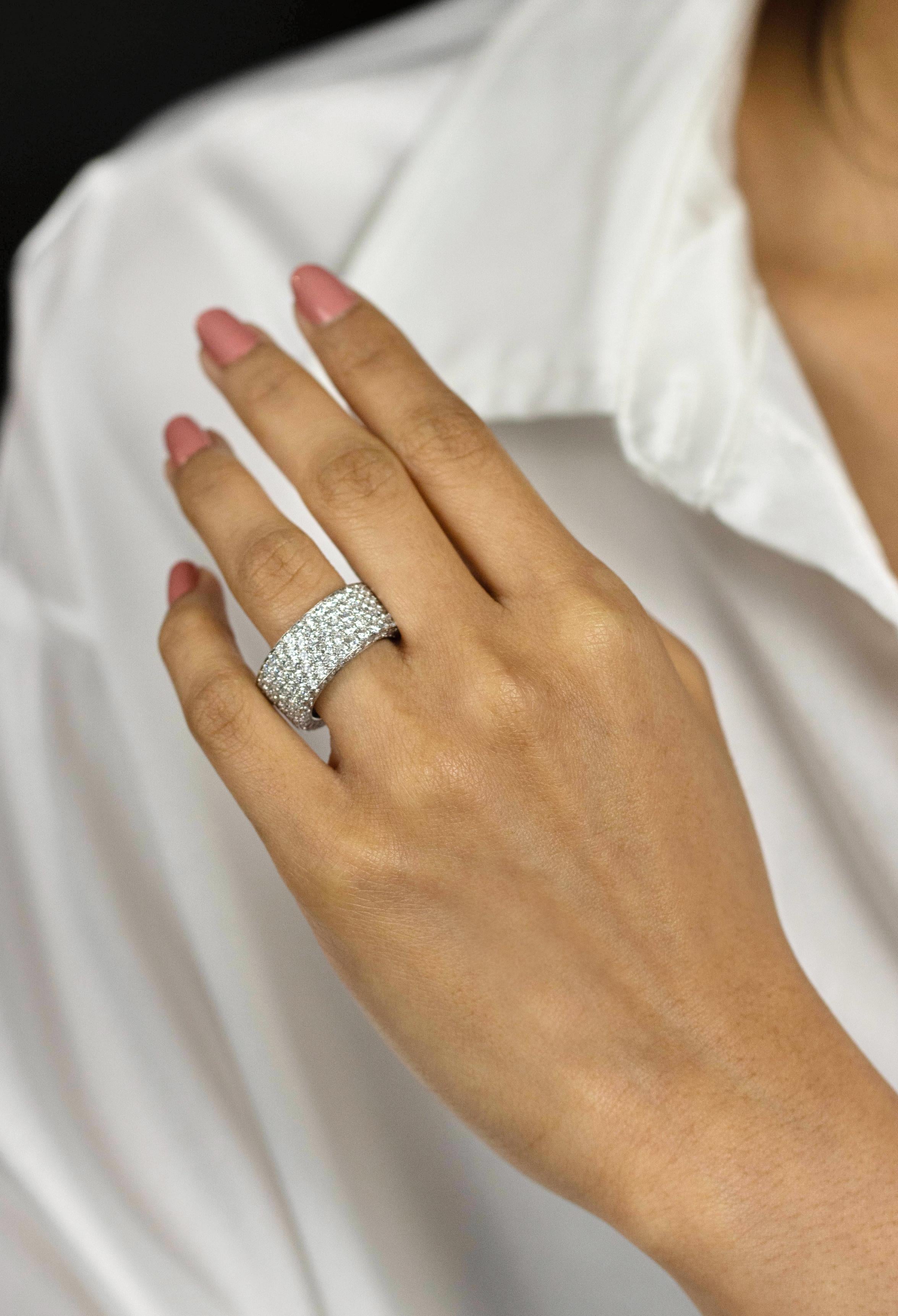 Una magnífica alianza ancha, con deslumbrantes diamantes redondos de talla brillante que pesan 6,68 quilates en total. Engarzada en un pavé estilo eternidad alrededor de toda la banda, así como en los laterales. Fabricado con oro blanco de 18