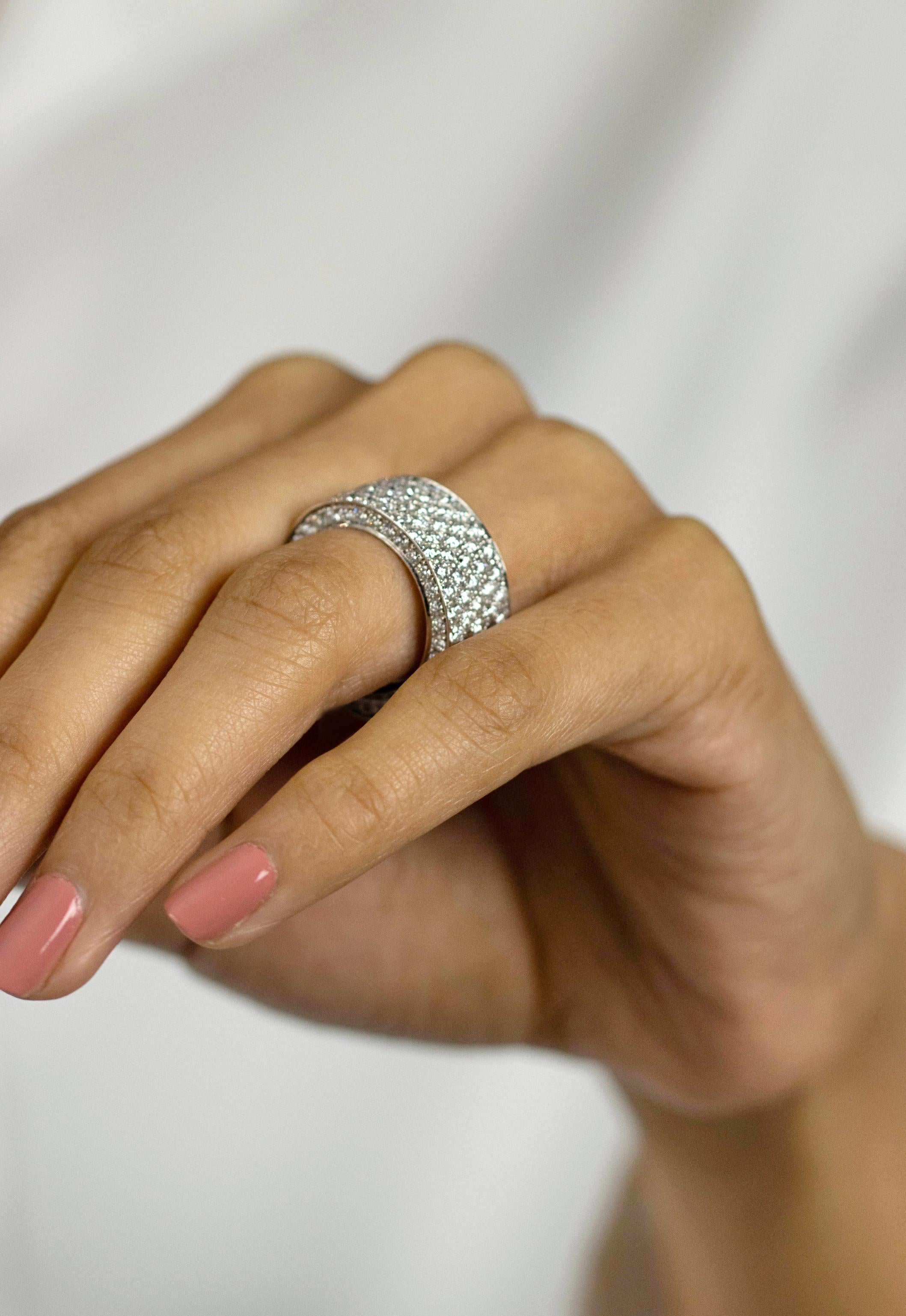 Roman Malakov Eternity Breiter Ehering mit 6.68 Karat Diamant im Rundschliff im Zustand „Neu“ im Angebot in New York, NY