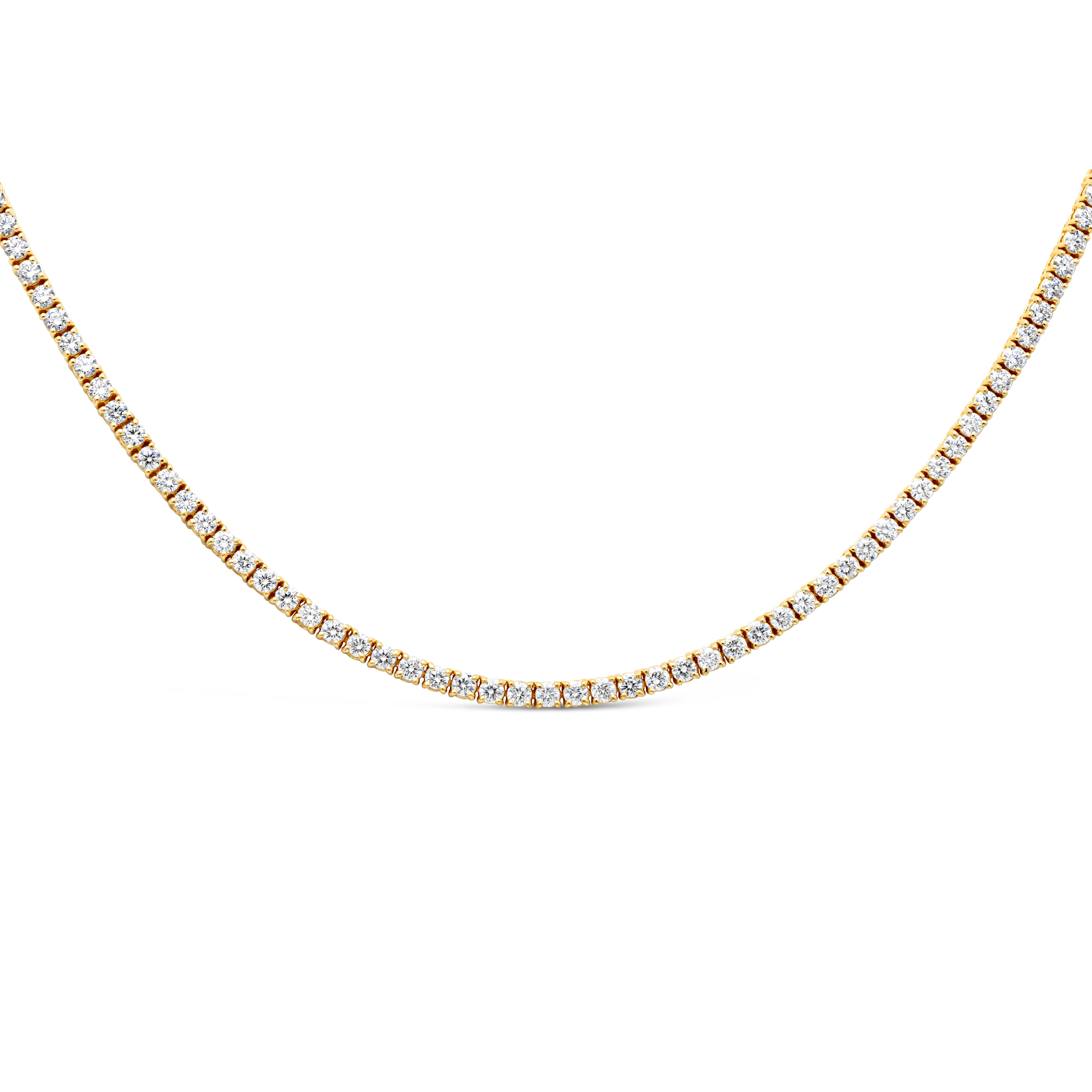 Un collier de tennis classique et intemporel mettant en valeur une rangée de 168 diamants ronds brillants pesant 6,89 carats au total, de couleur F et de pureté SI. Serti dans une monture en or jaune 14K à quatre griffes, 17 pouces de longueur.
