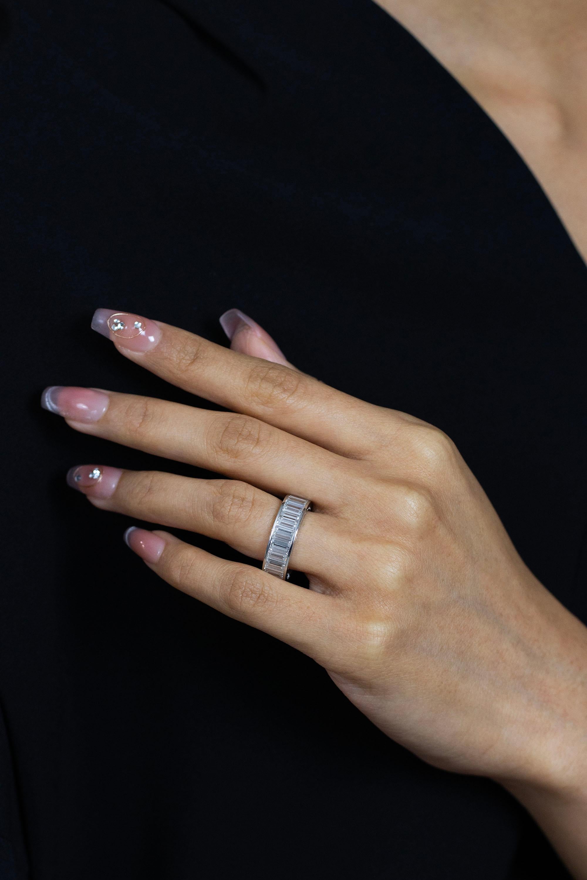 Donna Roman Malakov Diamonds 6.96 carati totali, taglio baguette, fascia nuziale a eternità con diamante in vendita
